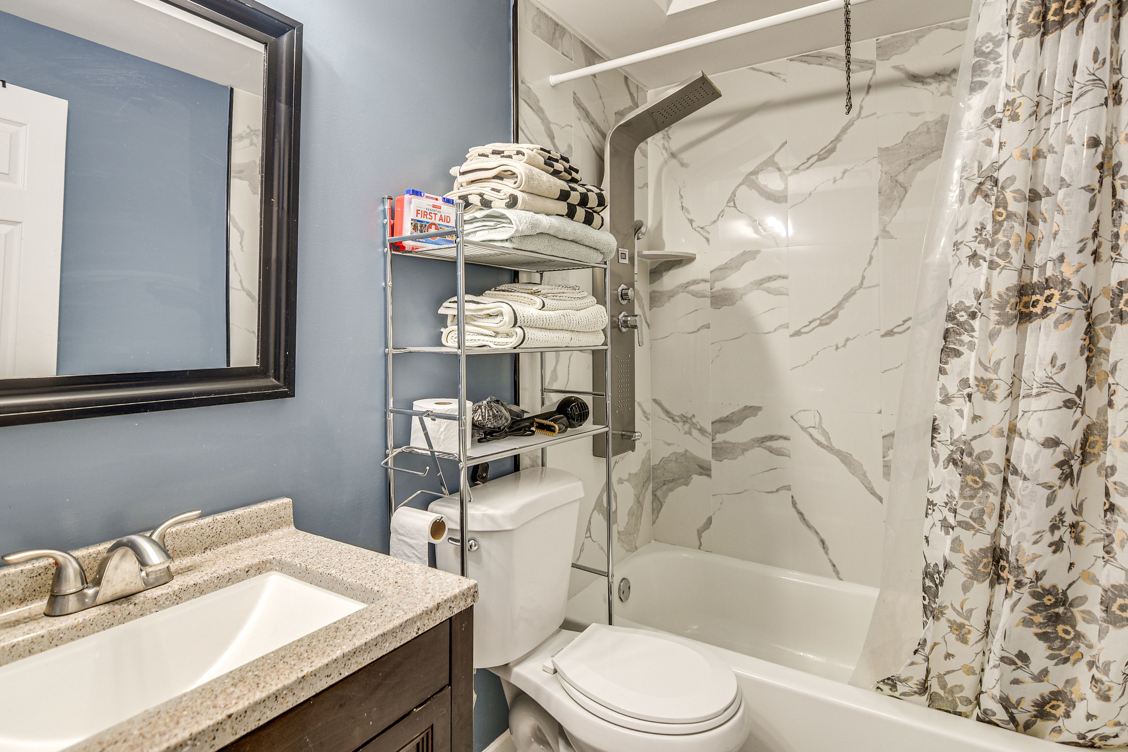 Full Bathroom | Complimentary Toiletries | Hair Dryer | Upper Level