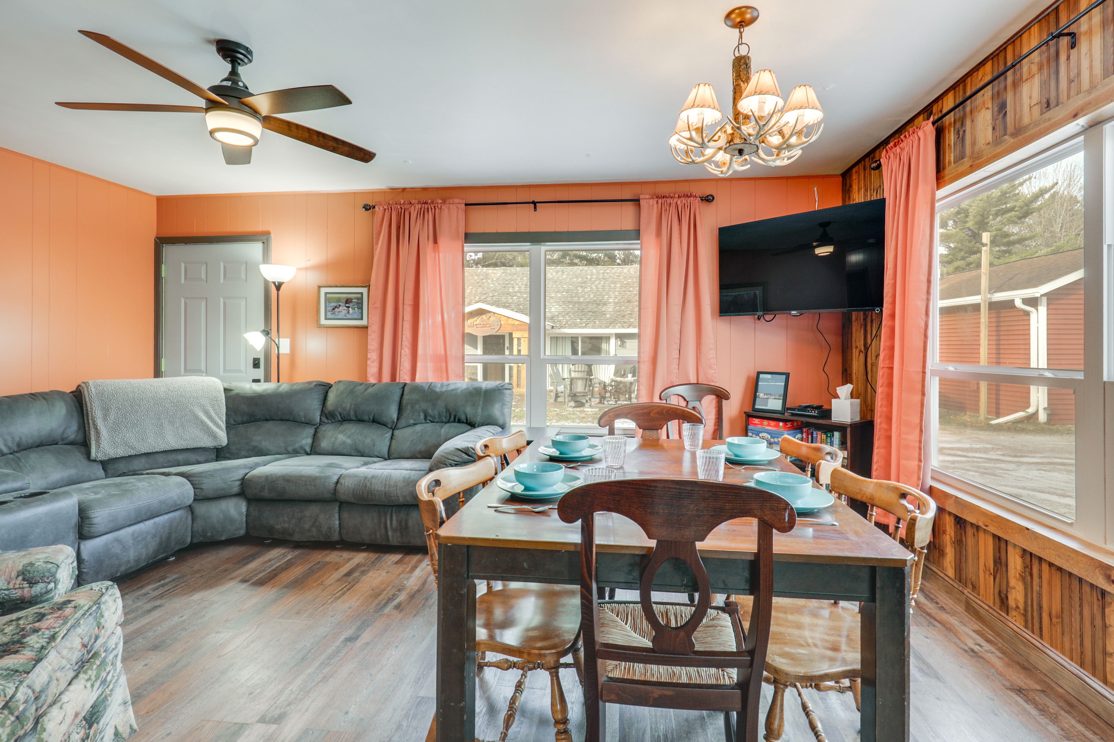 Dining Table | Dishware/Flatware