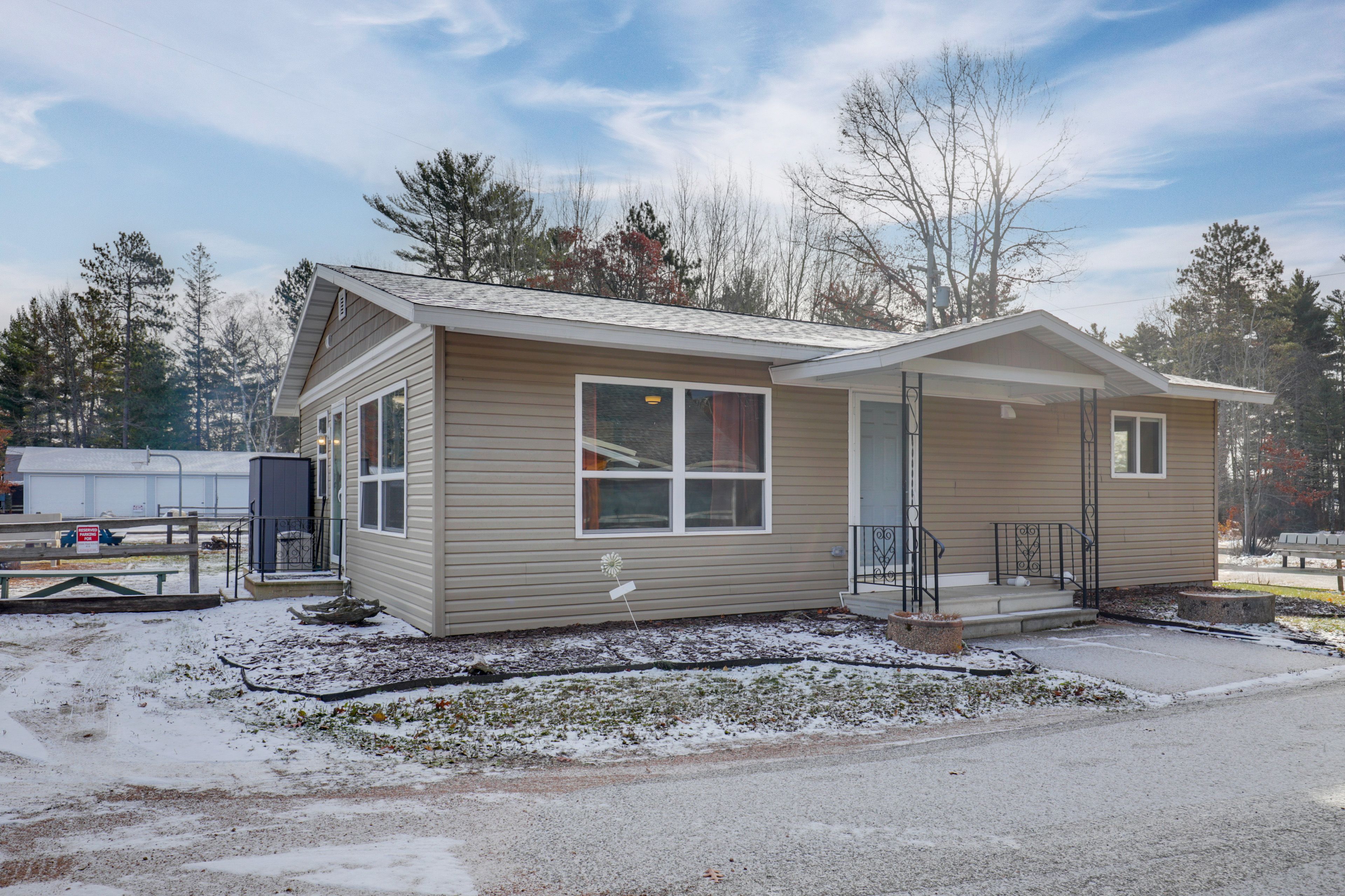Driveway (1 Vehicle) | Side of Road (1 Vehicle) | Addt'l Space (1 Vehicle)