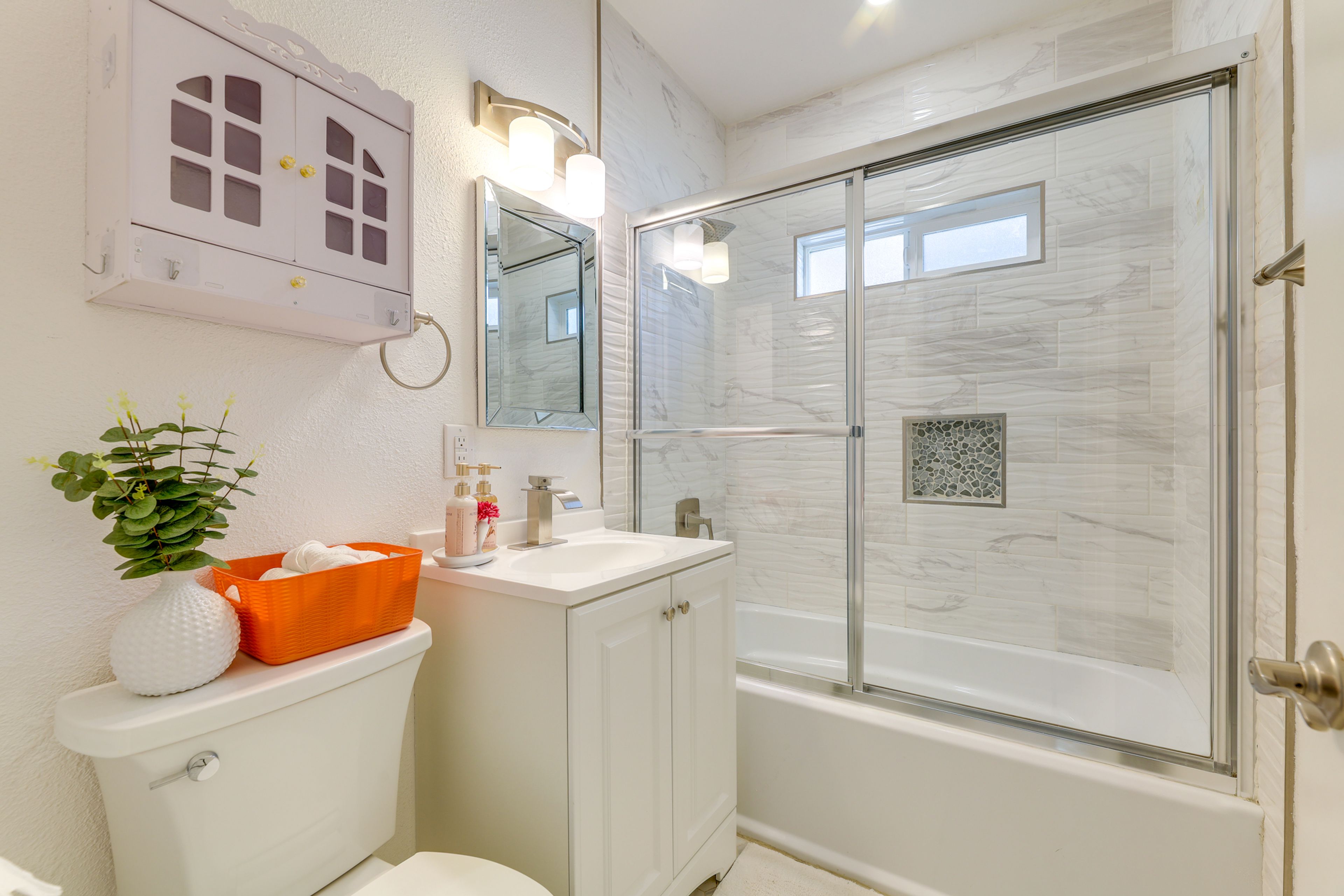 Bathroom | Towels Provided | Complimentary Toiletries | Hair Dryer