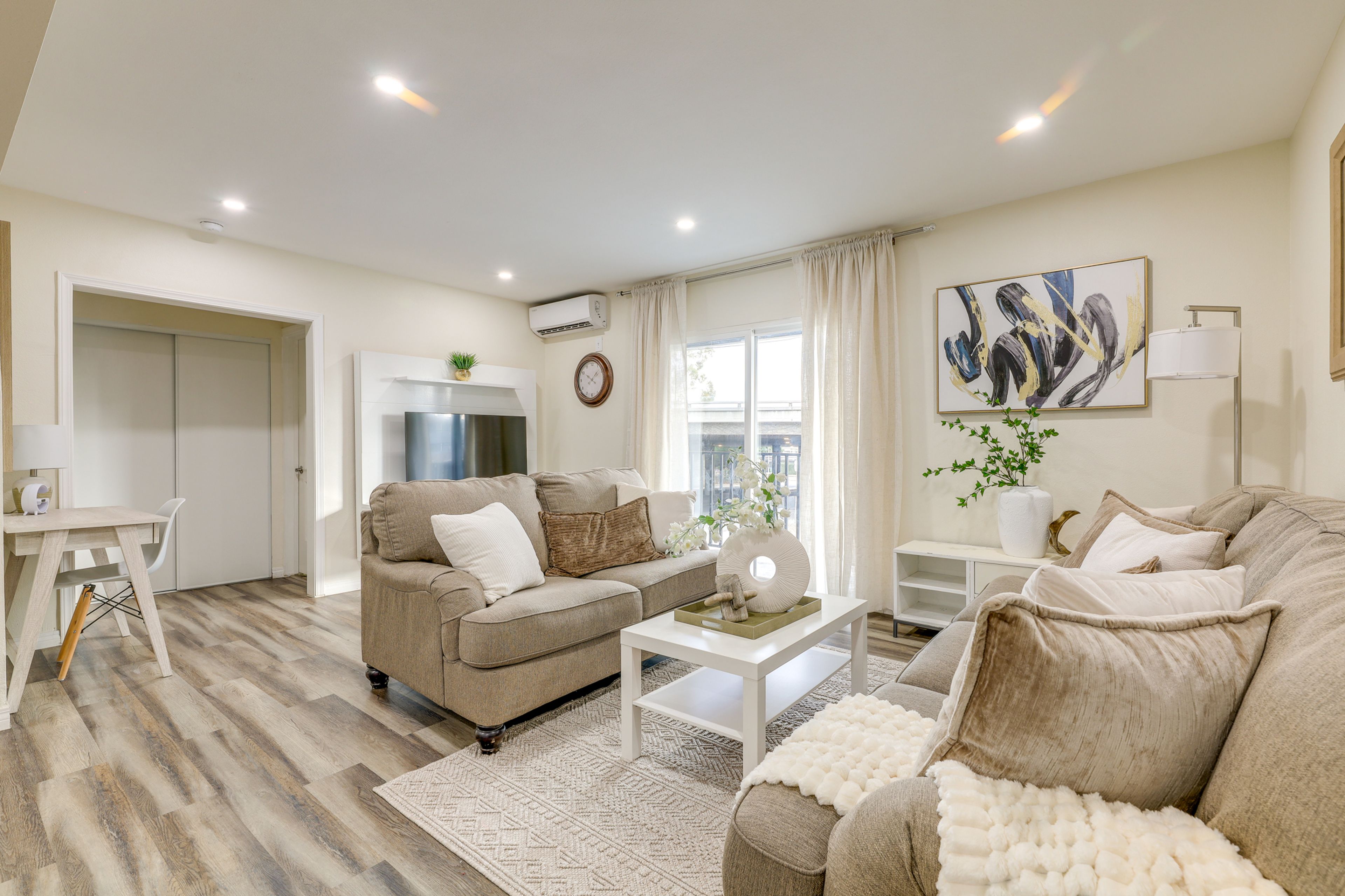 Living Room | Smart TV | Free WiFi