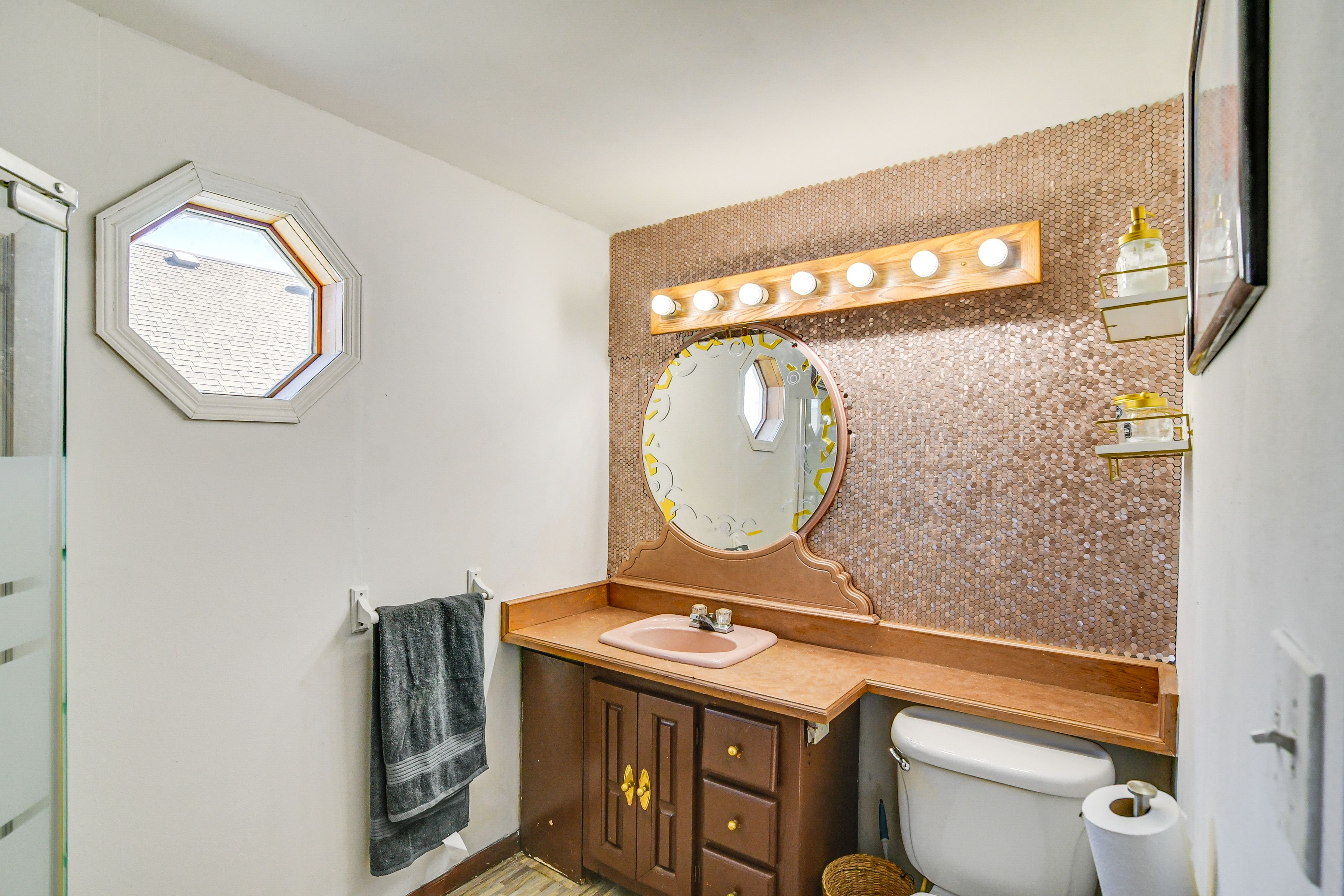 Bathroom | 2nd Floor