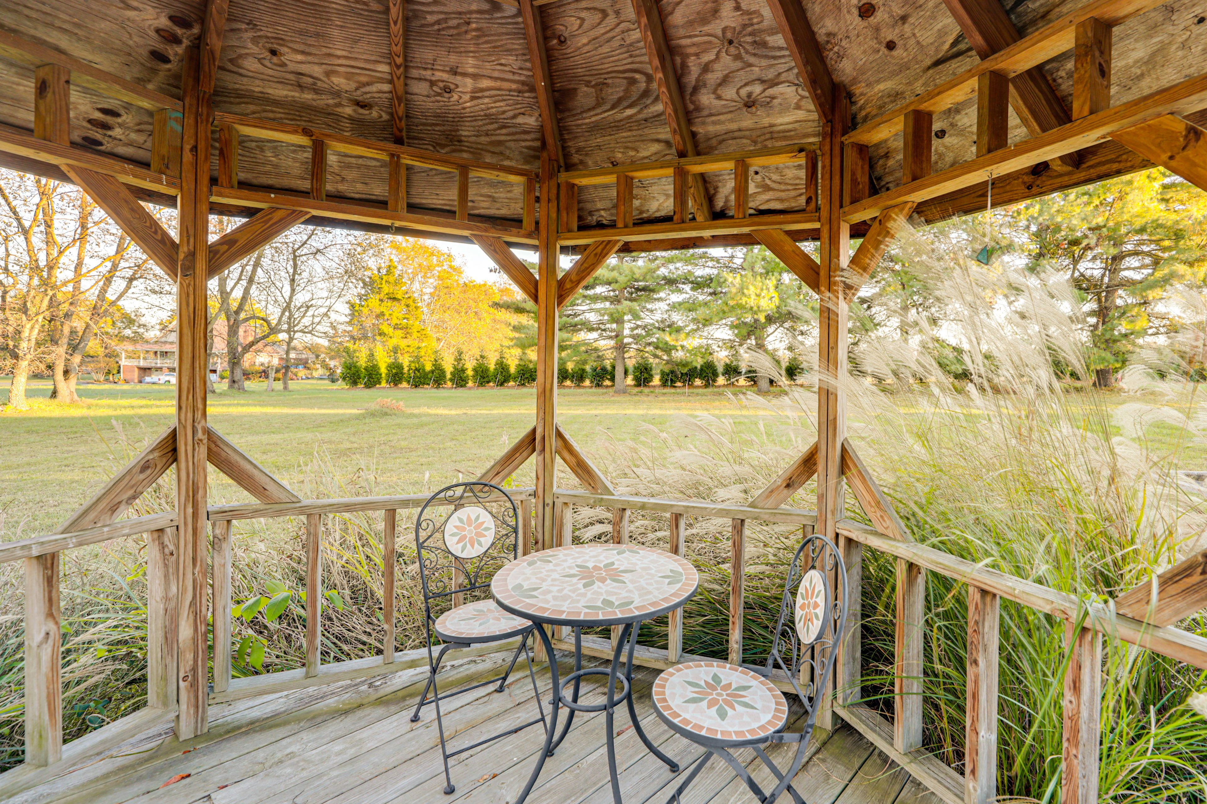 Gazebo w/ Seating