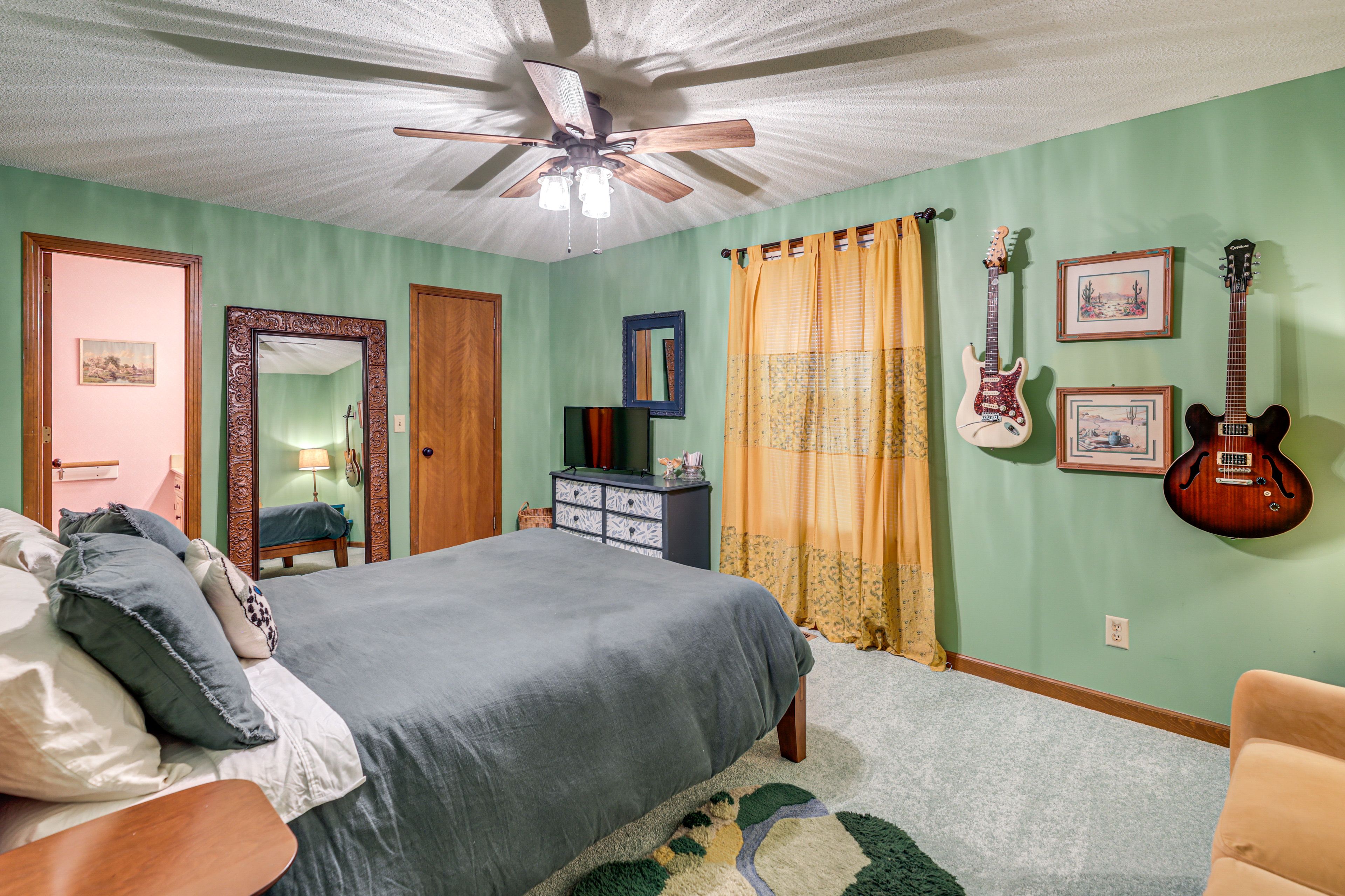 Bedroom 1 | Queen Bed | En-Suite Bathroom