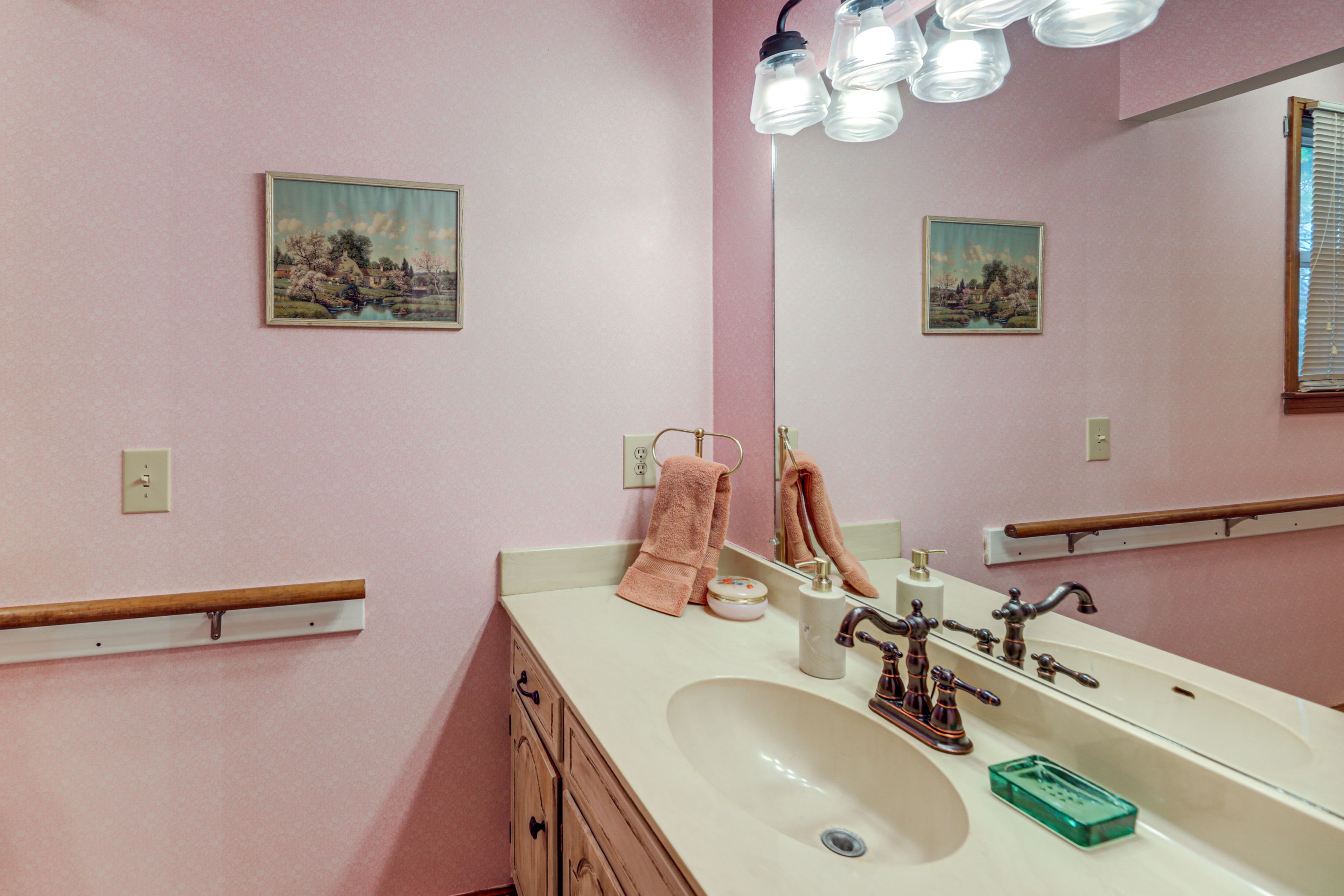 Full Bathroom | Towels Provided