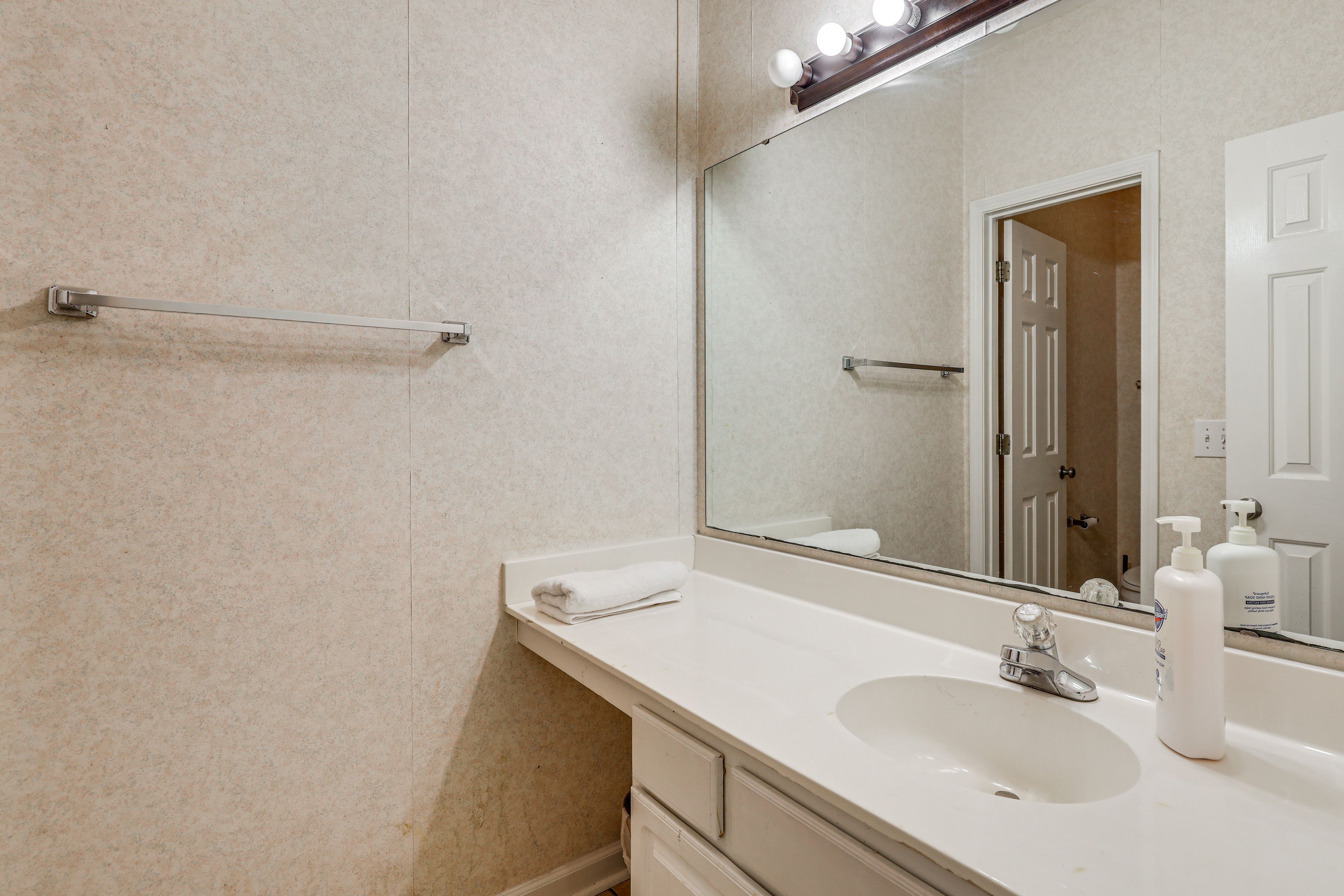 Full Bathroom | Towels Provided