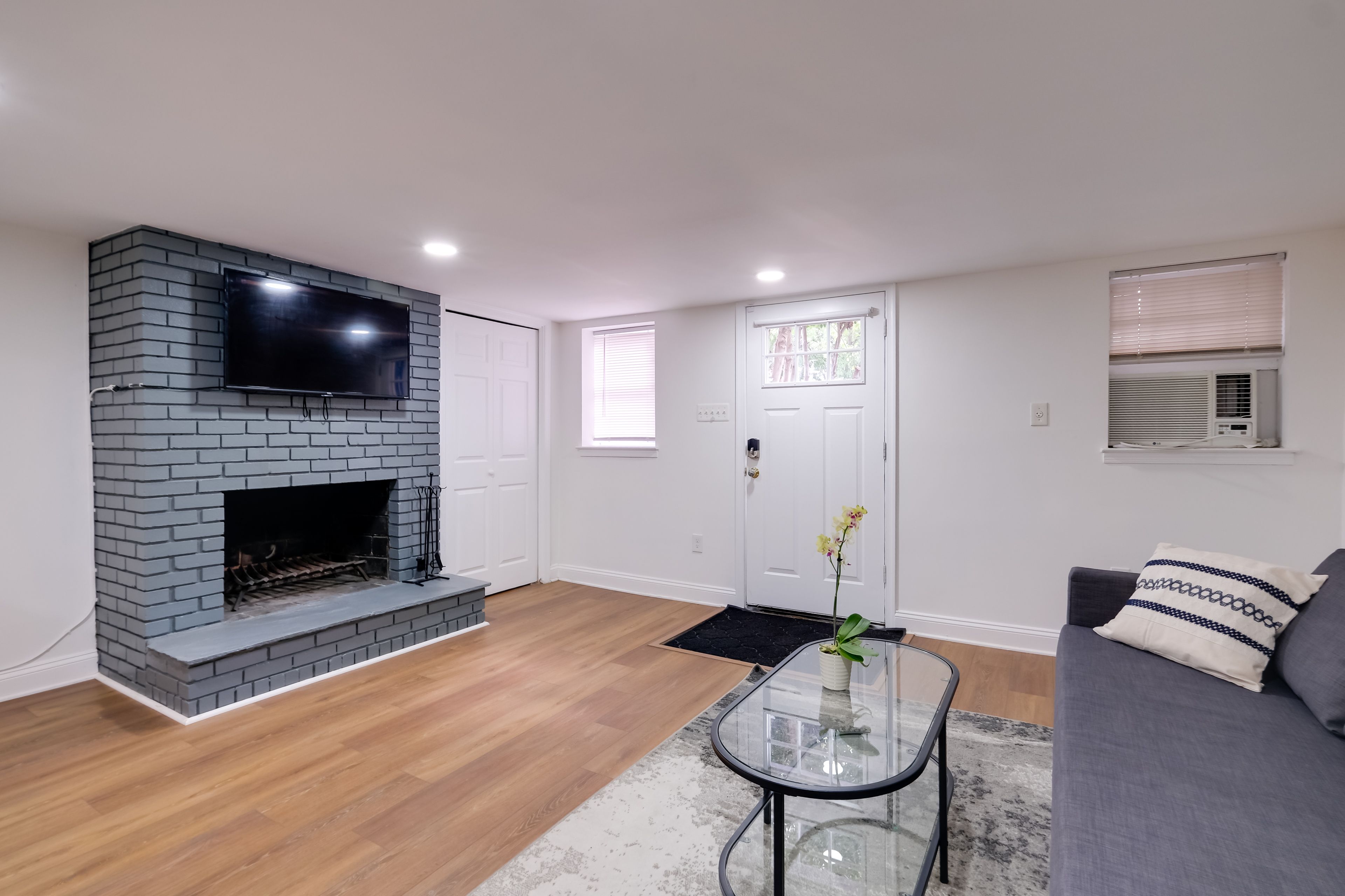 Living Room | Free WiFi | Smart TV | Queen Sleeper Sofa