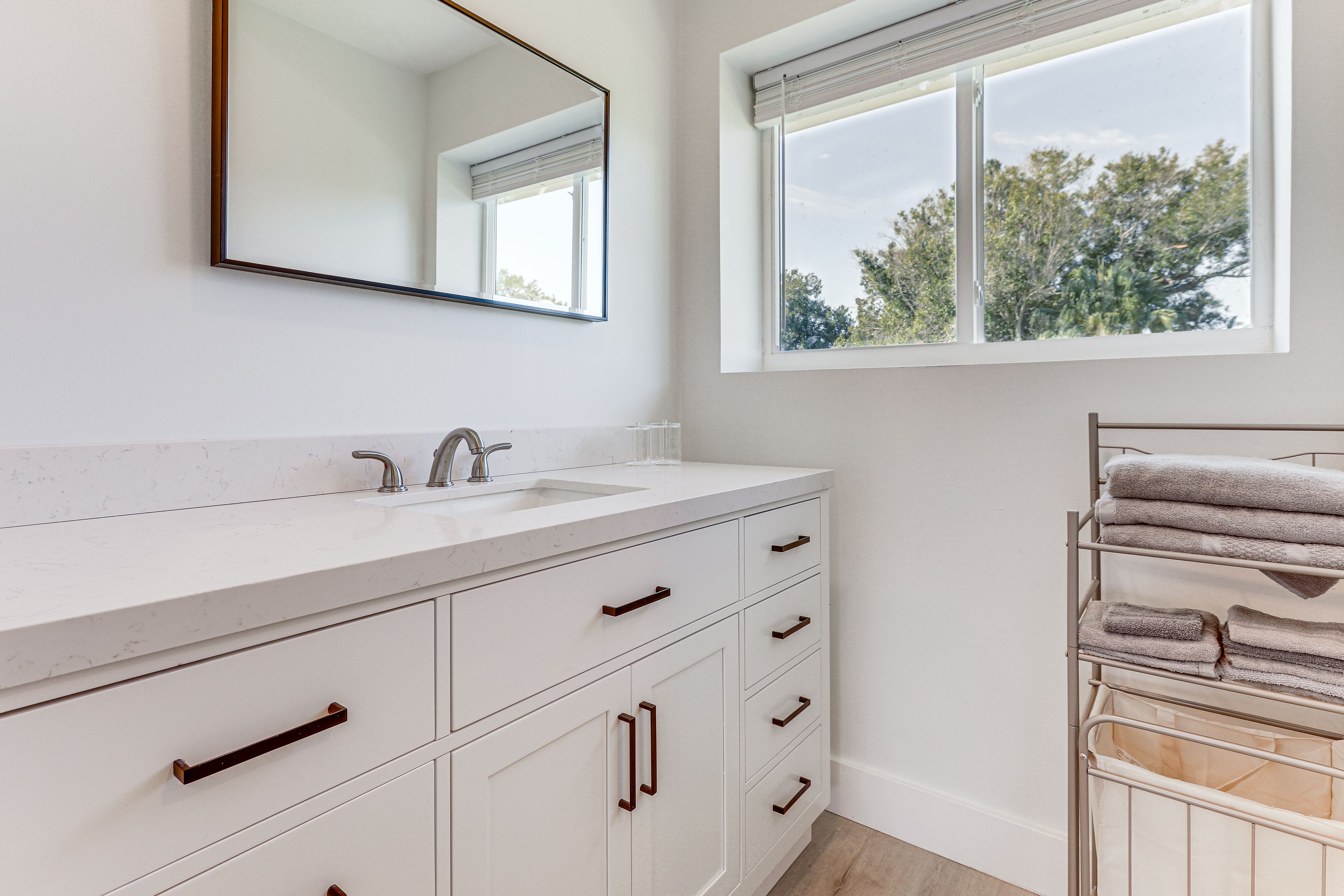 Full Bathroom | Complimentary Toiletries | Towels Provided