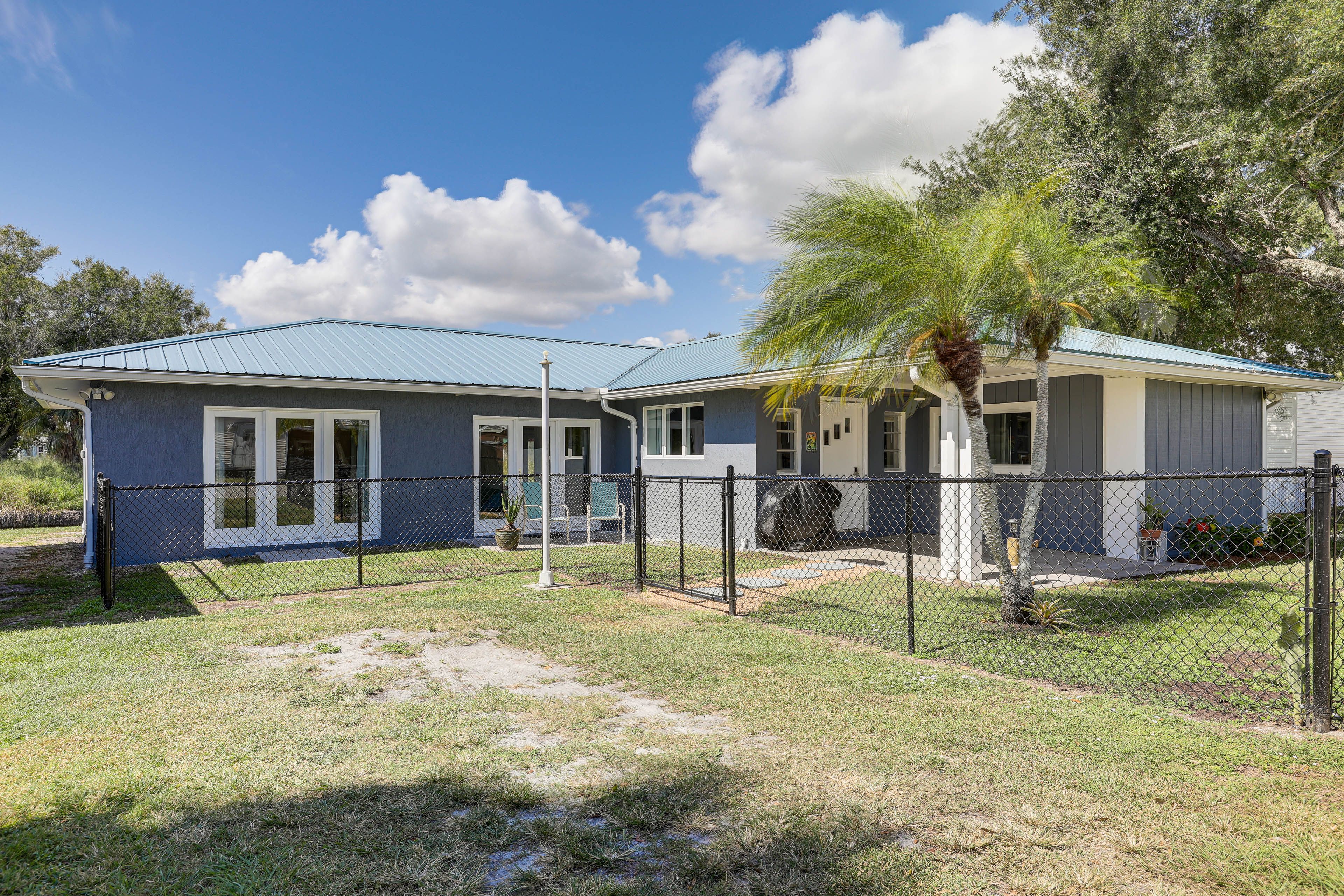 Exterior | Parking | Driveway (4 Vehicles)