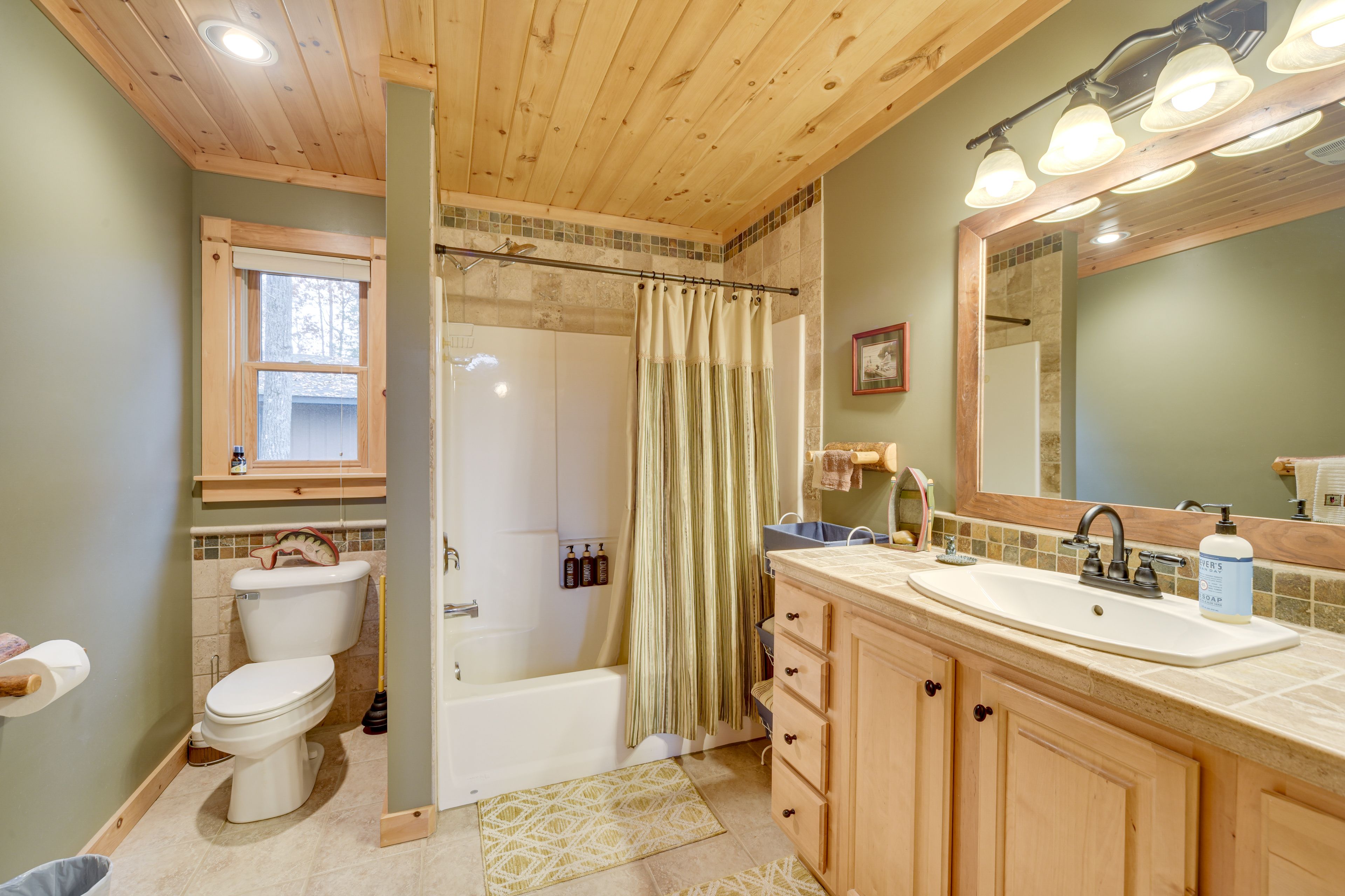 Full Bath | Towels | Hair Dryer | Main Level