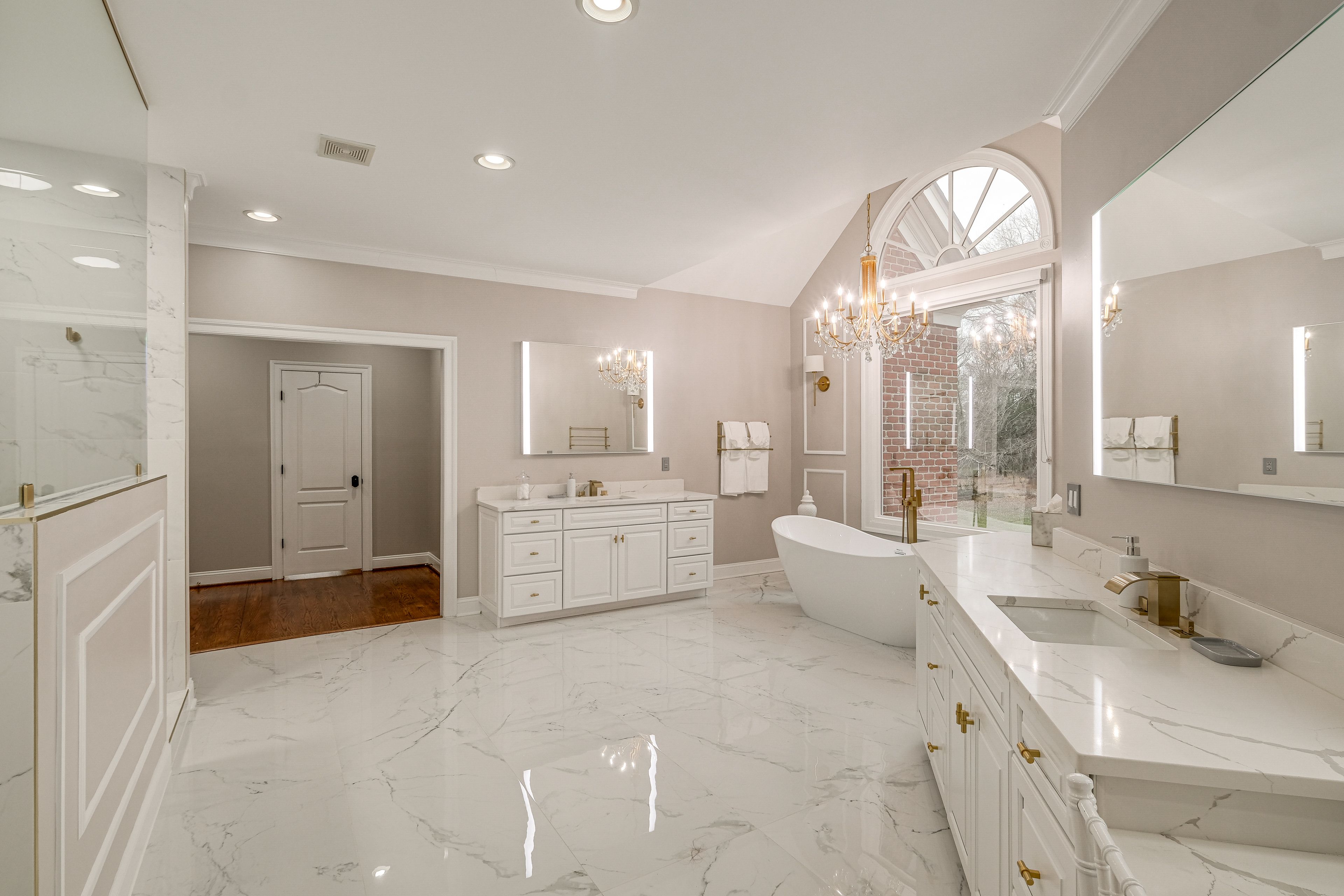 En-Suite Bathroom | Soaker Tub | Walk-In Closet | 1st Floor