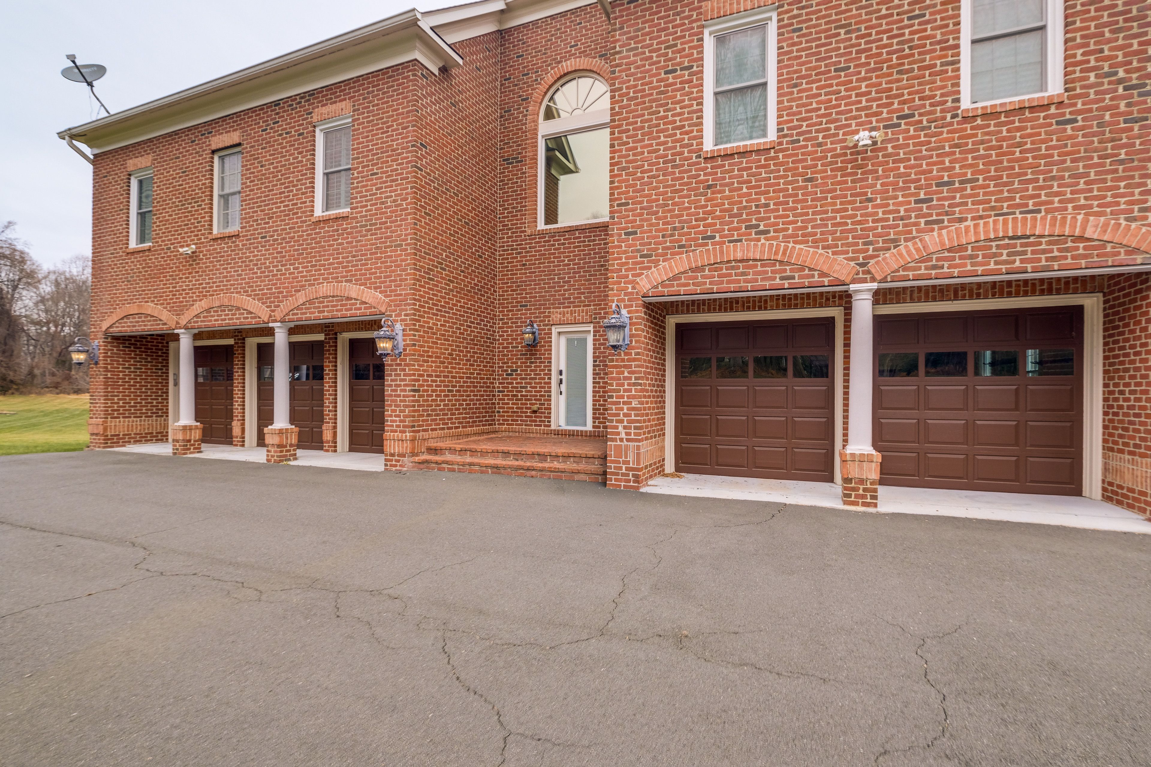 Parking | Driveway (10 Vehicles) | Garage (4 Vehicles) | Trailer Parking