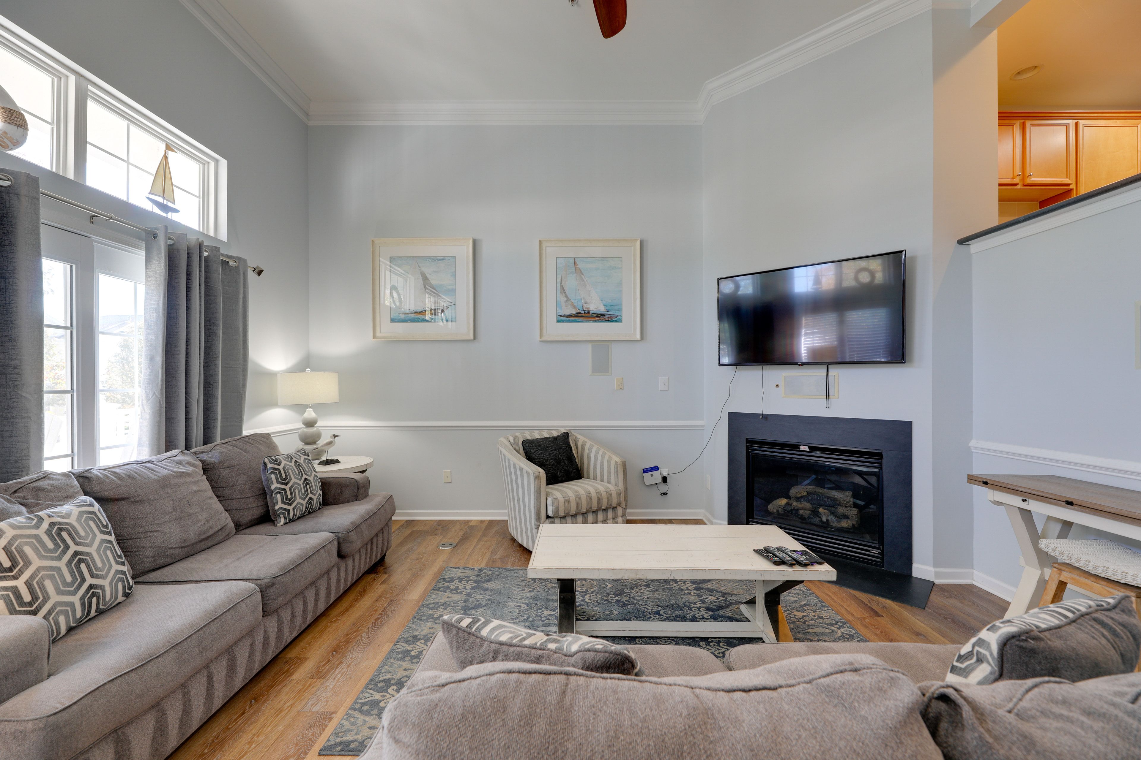 Living Room | Queen Sleeper Sofa | 2nd Level | Free WiFi | Smart TV