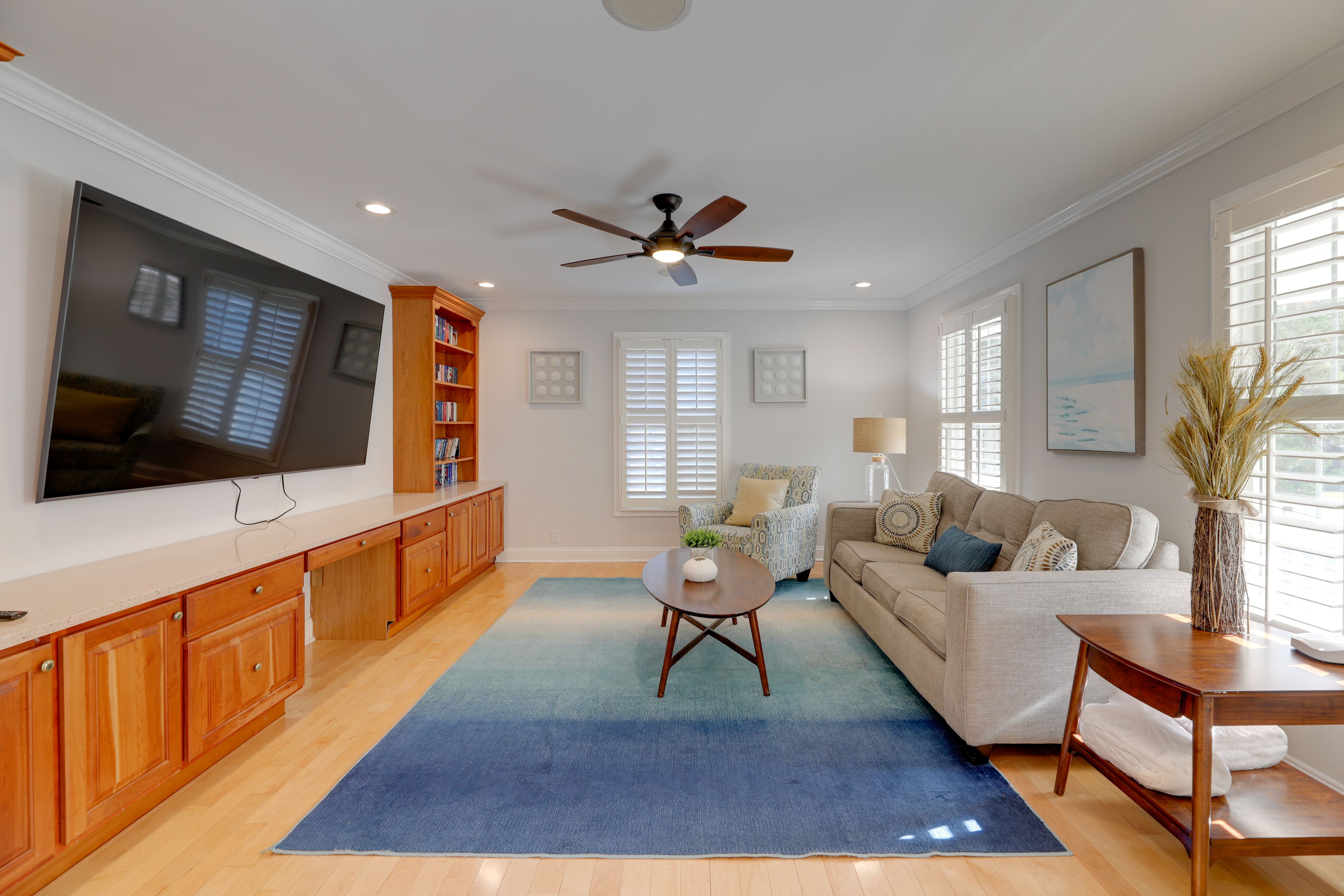 Front Room | 1st Floor | Queen Sleeper Sofa | Smart TV | Books