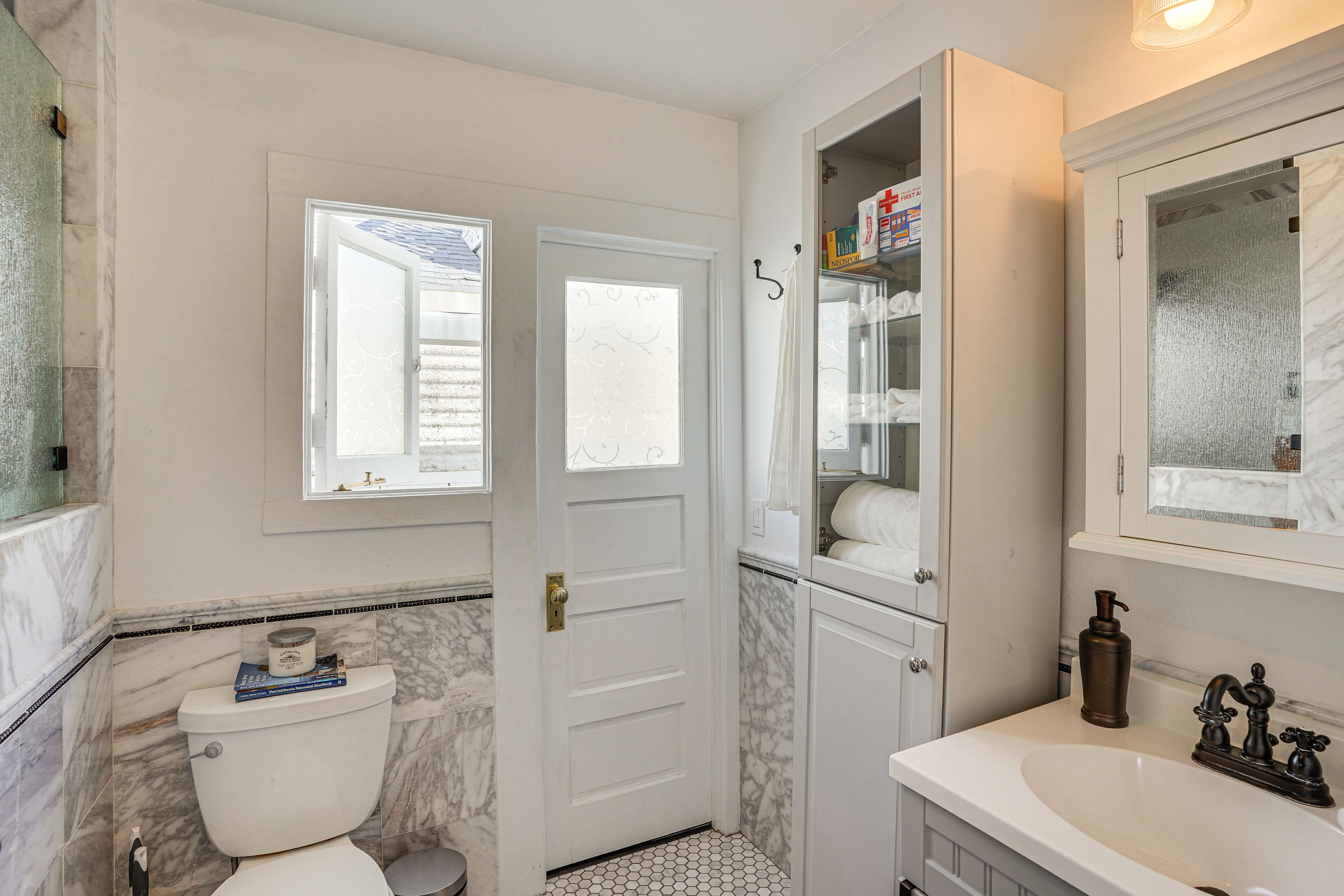 Full Bathroom | Towels Provided