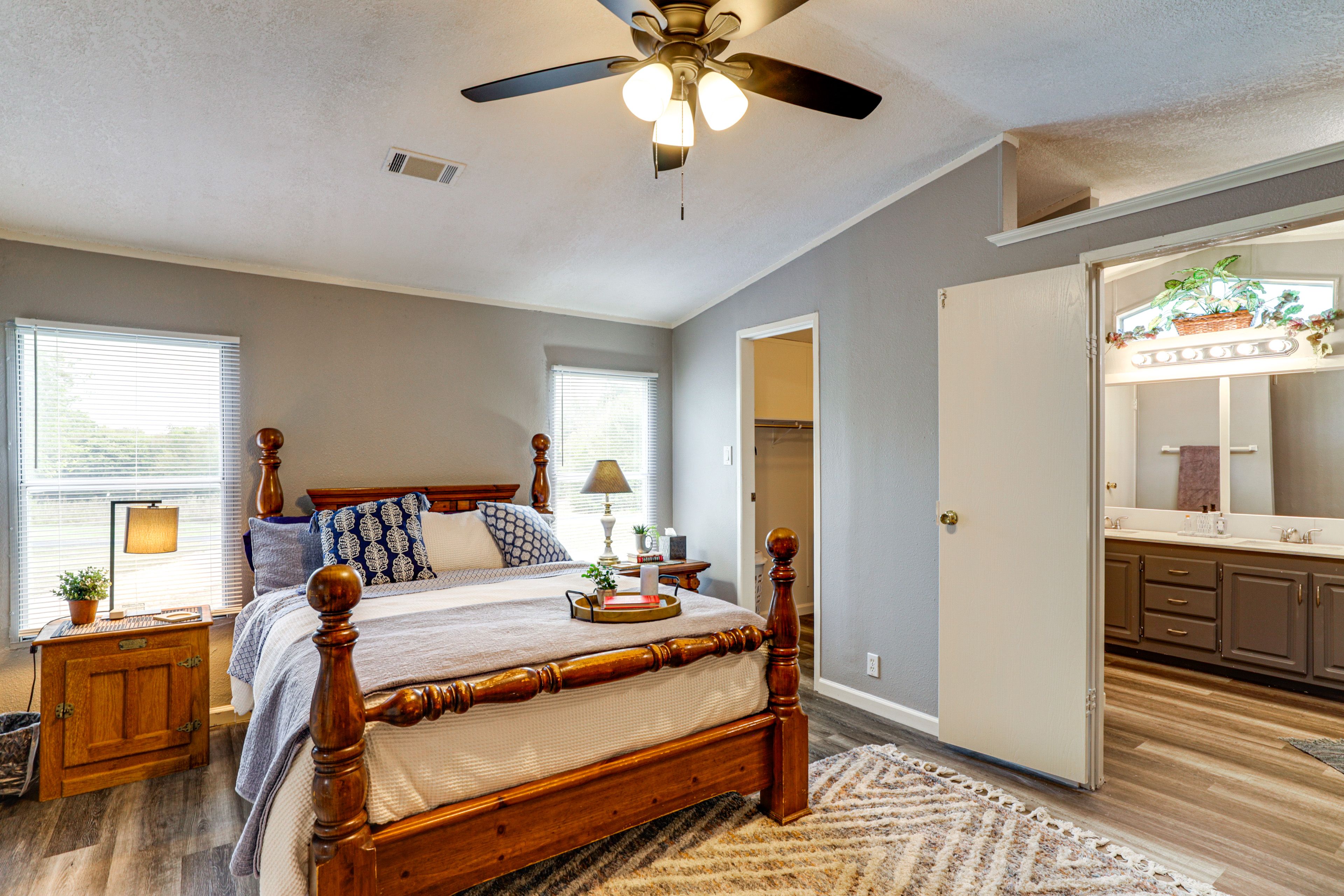 Bedroom 1 | Queen Bed | Linens