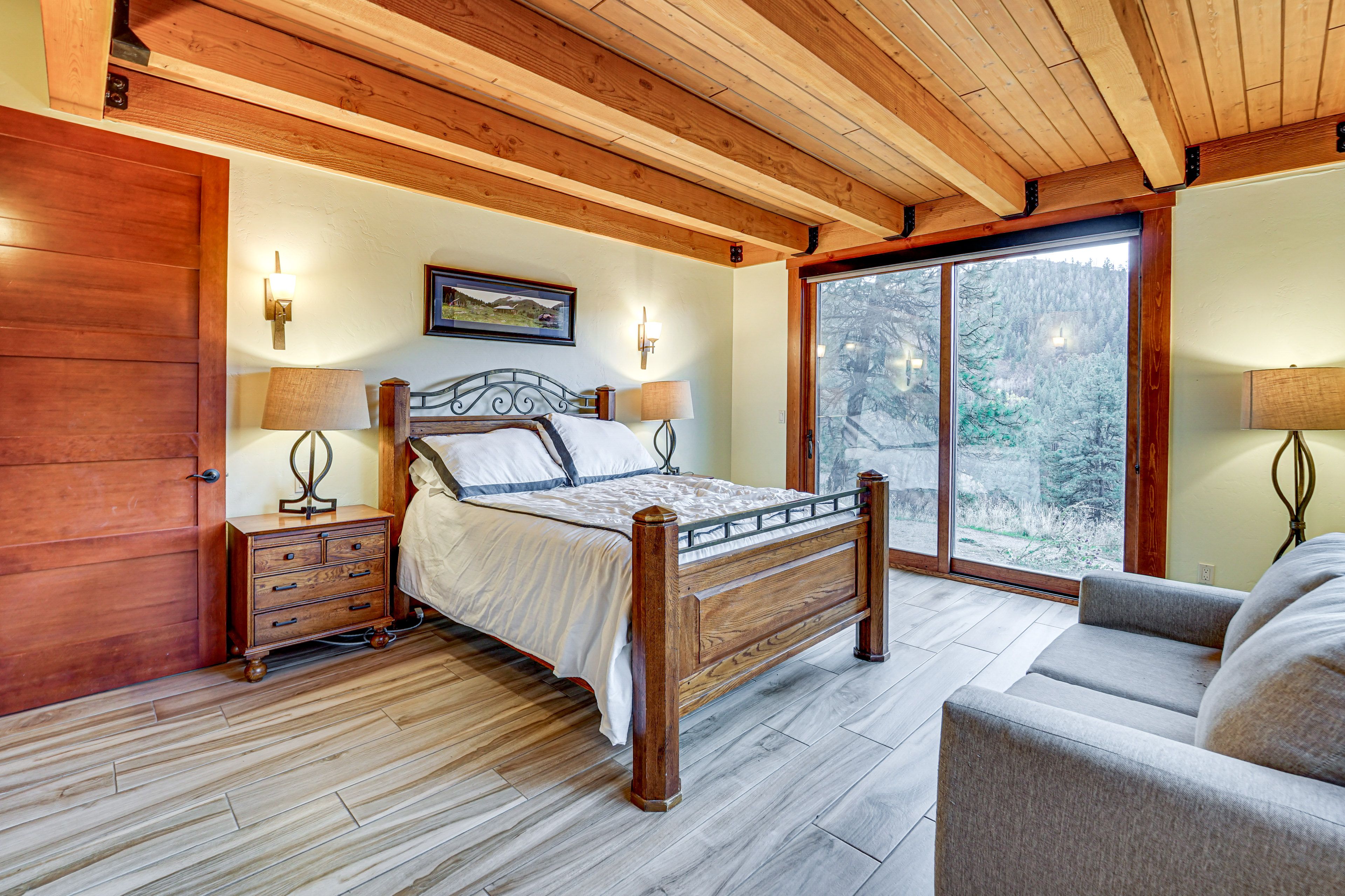 Bedroom 1 | Queen Bed | 1st Floor