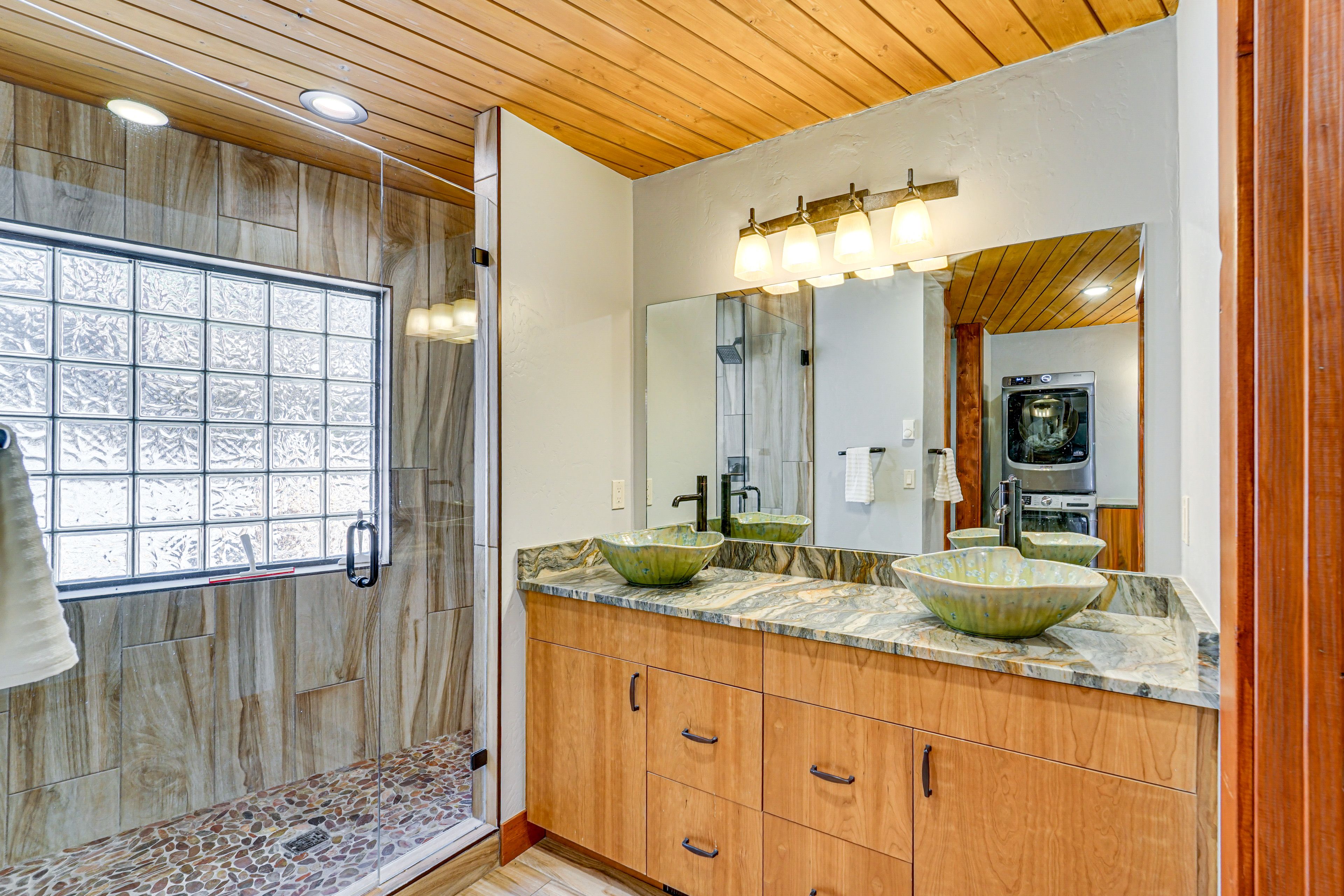 En-Suite Bathroom | Washer/Dryer | 2nd Floor