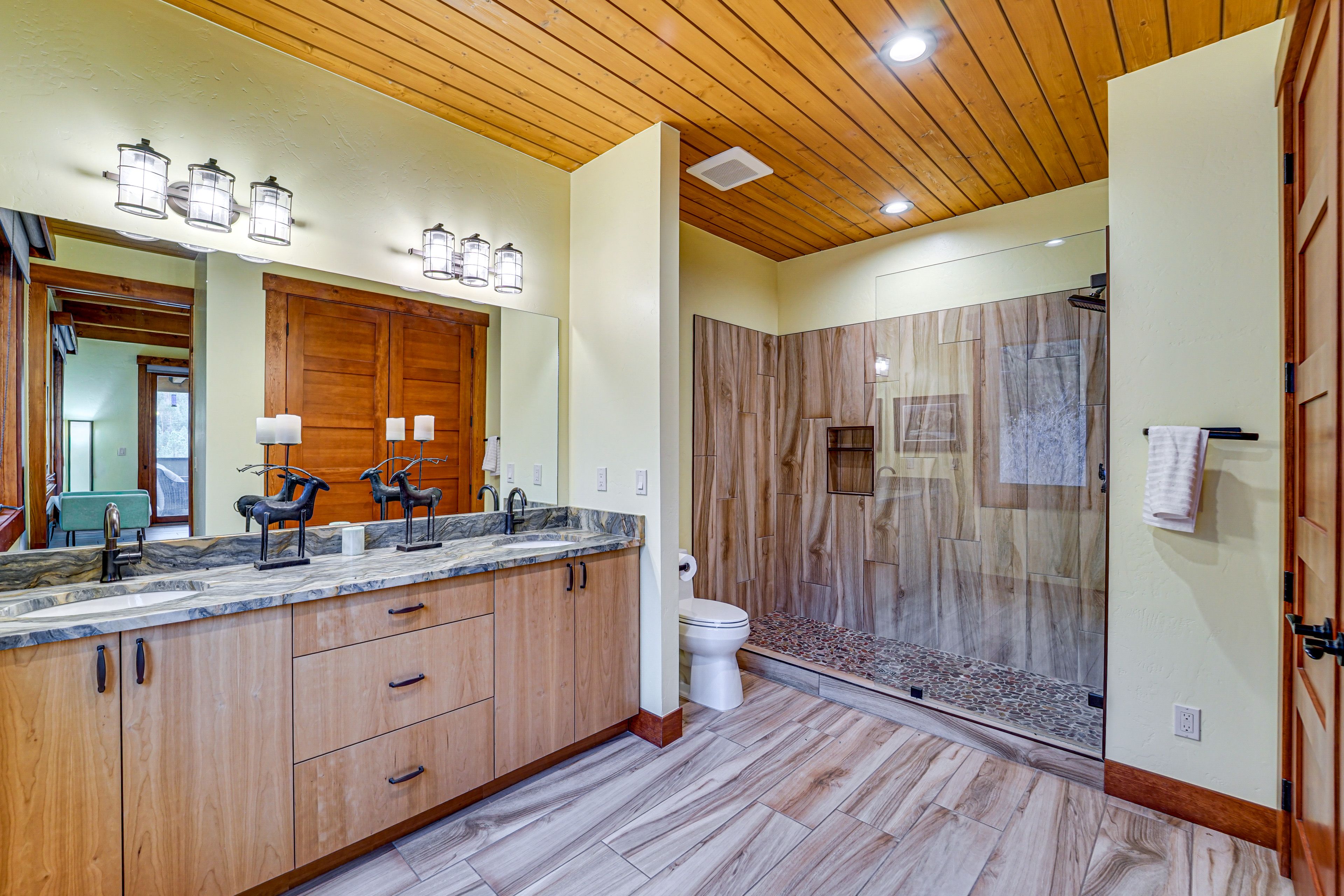 Bathroom | 2nd Floor