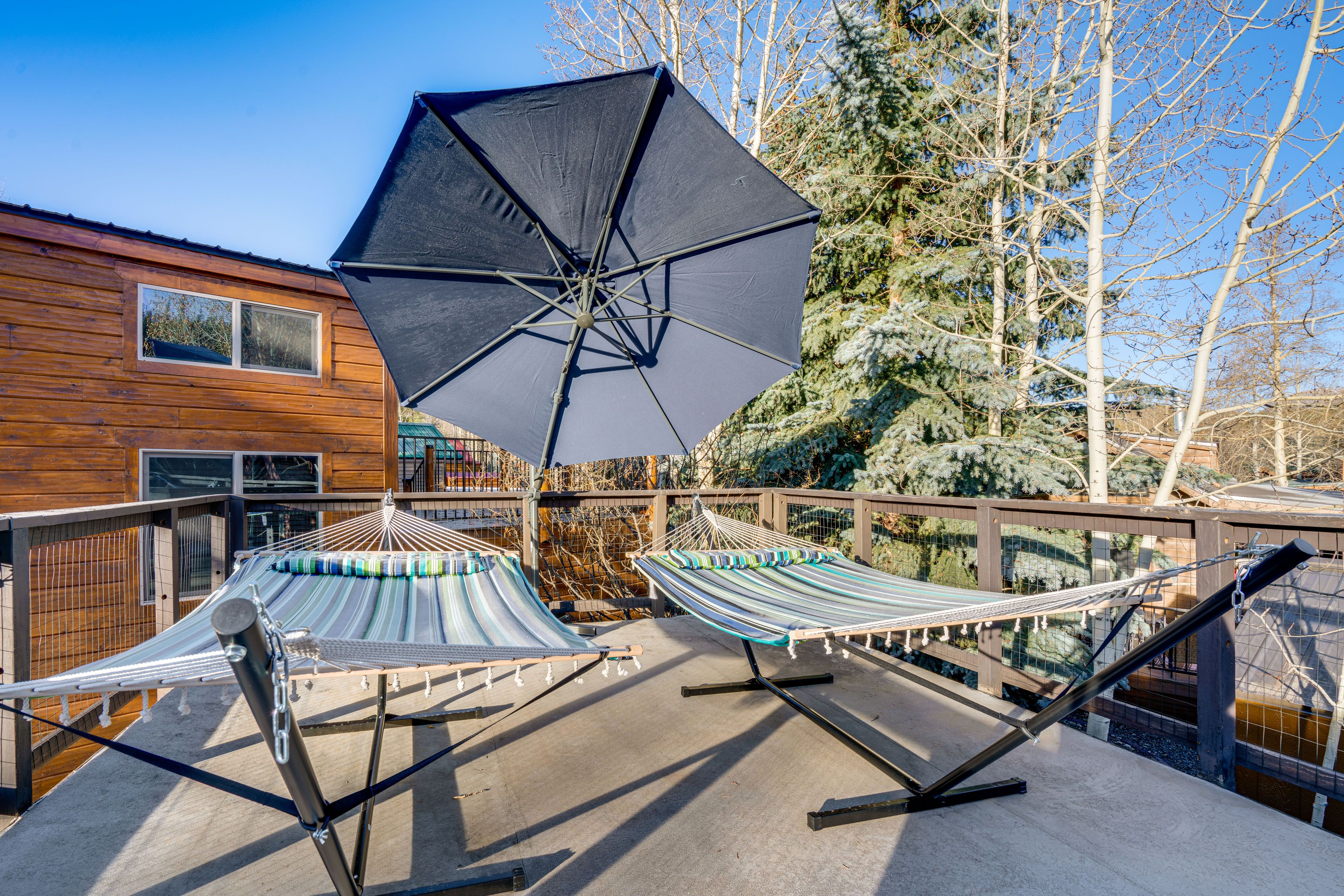 Elevated Private Deck  I Hammocks for stargazing