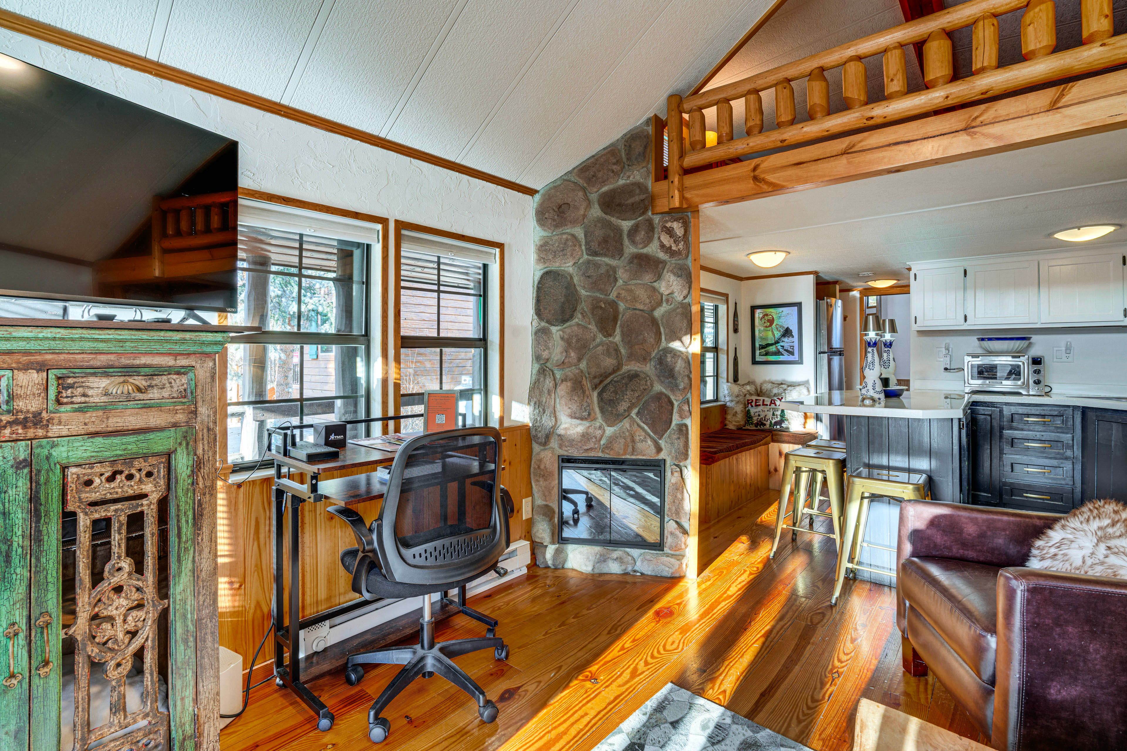 Designated workspace I Fireplace