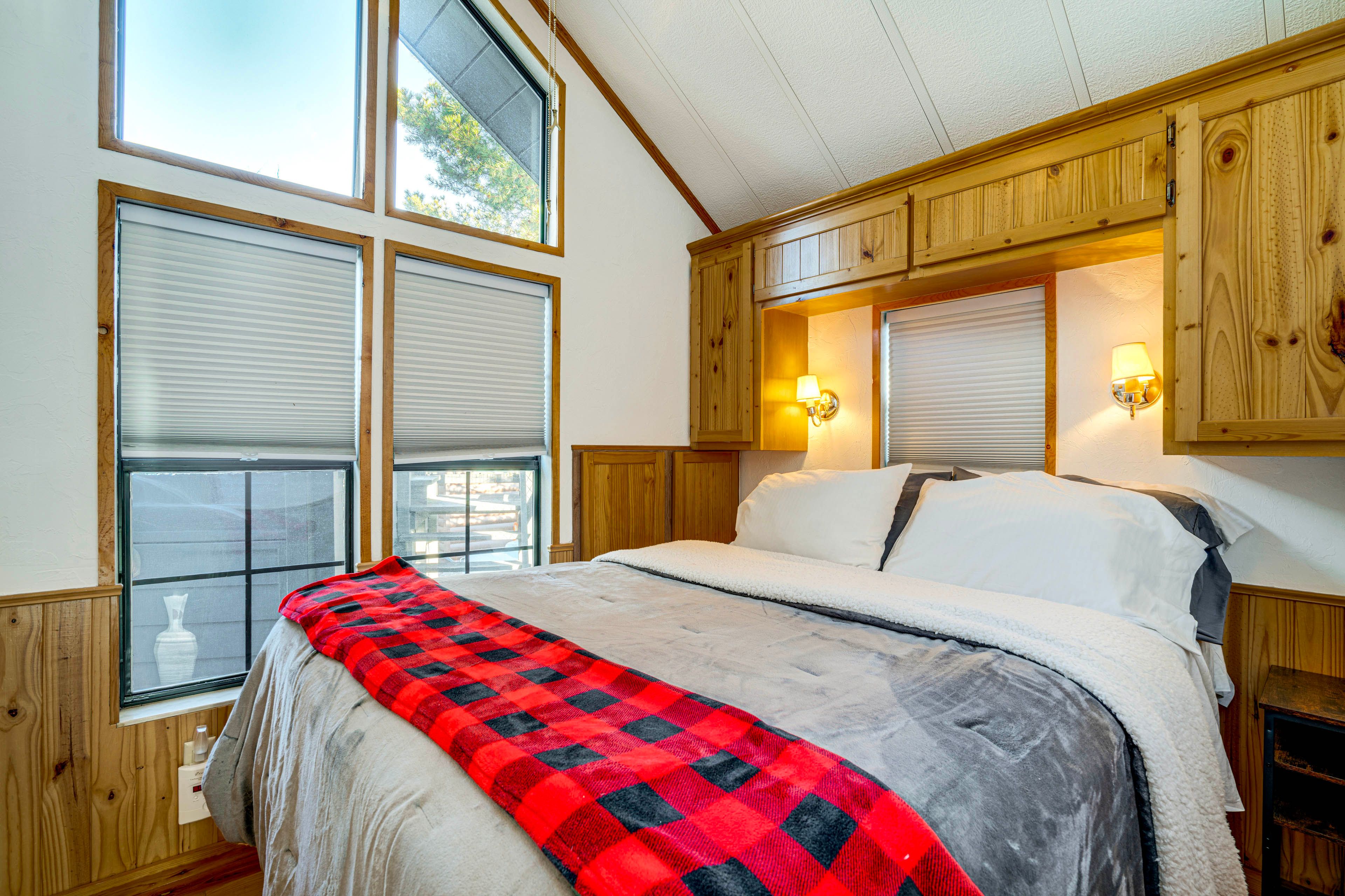 Bedroom | Queen Bed | 1st Level