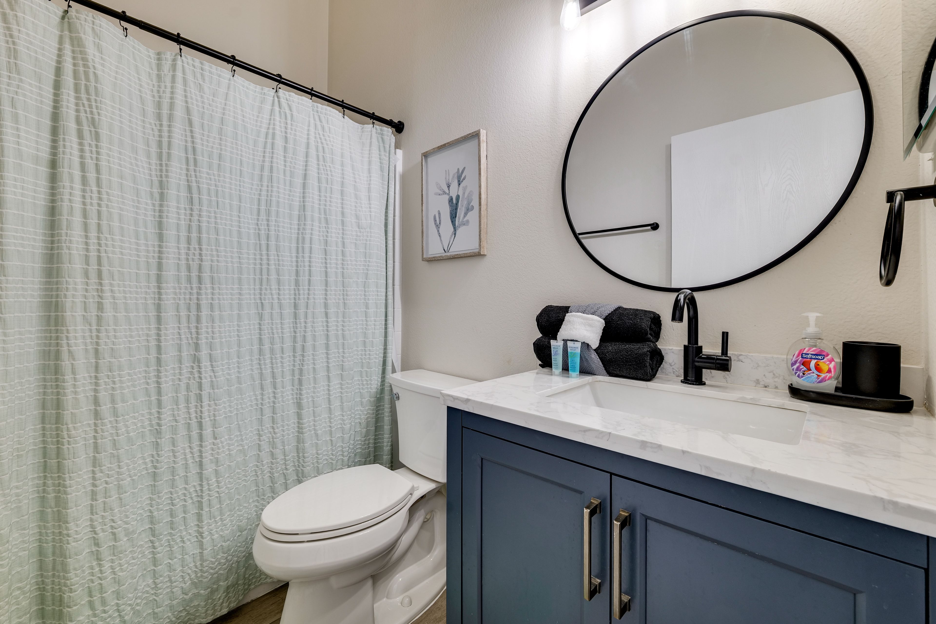 Full Bathroom | Complimentary Toiletries