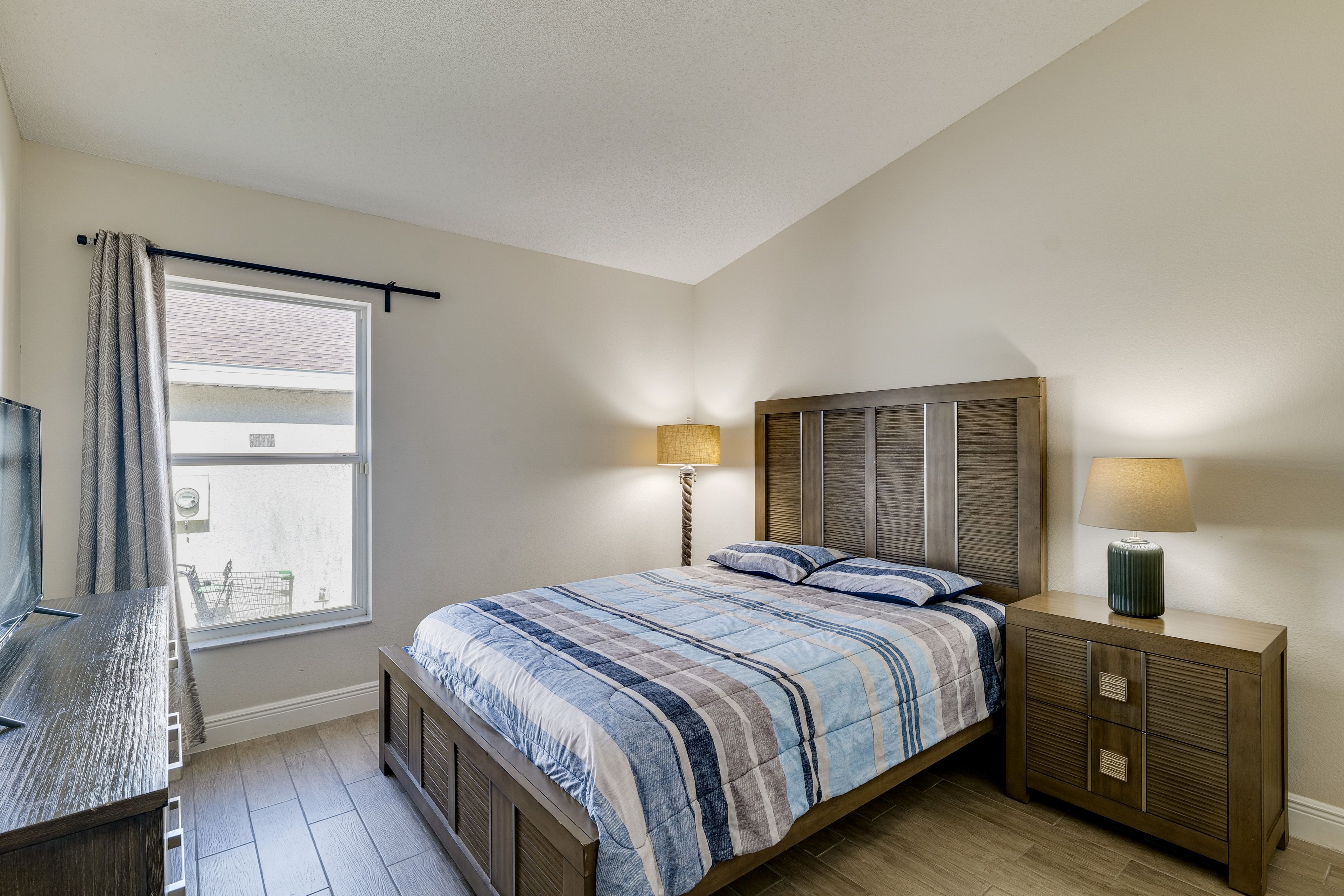 Bedroom 2 | Queen Bed | Smart TV