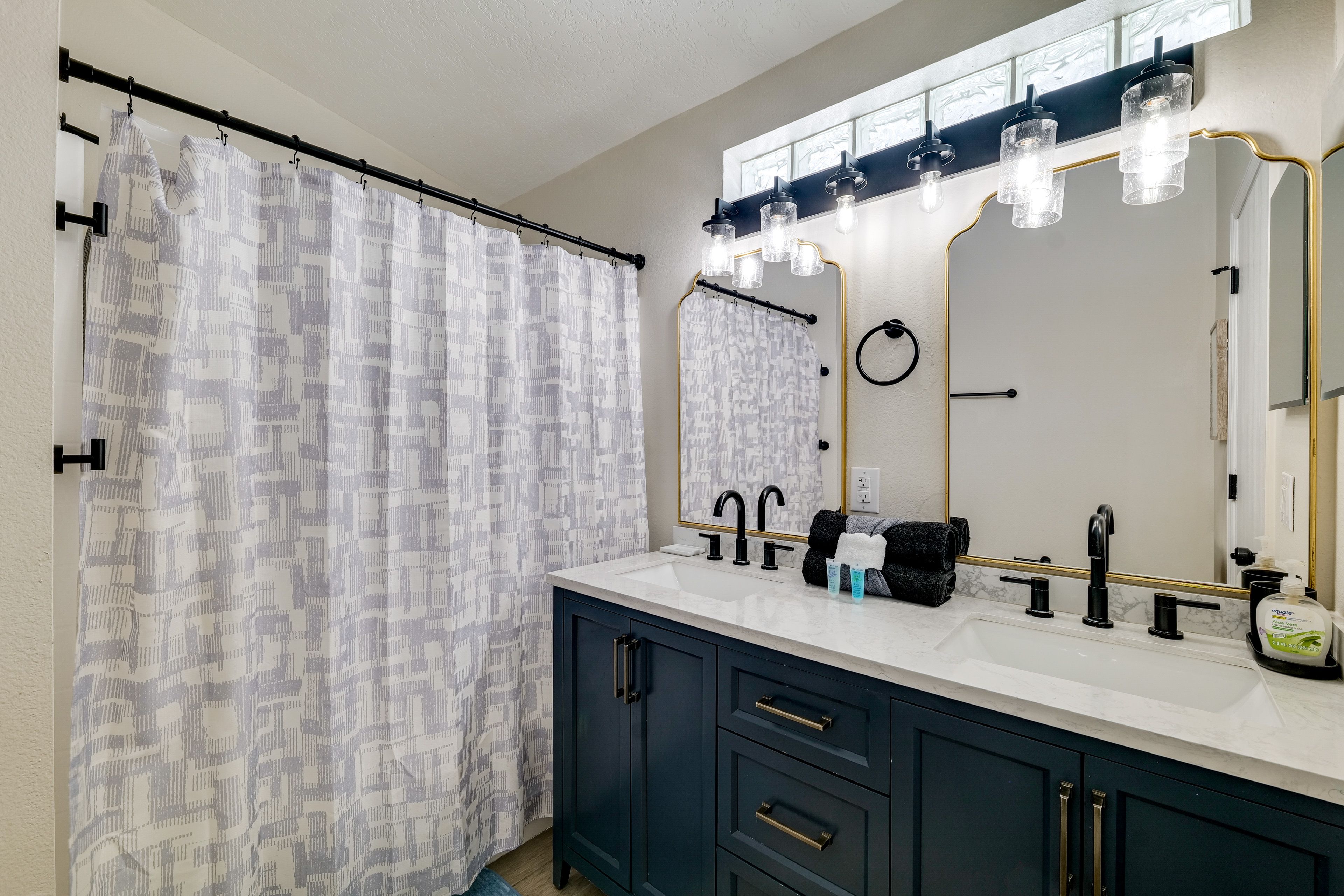 Full Bathroom | Towels Provided