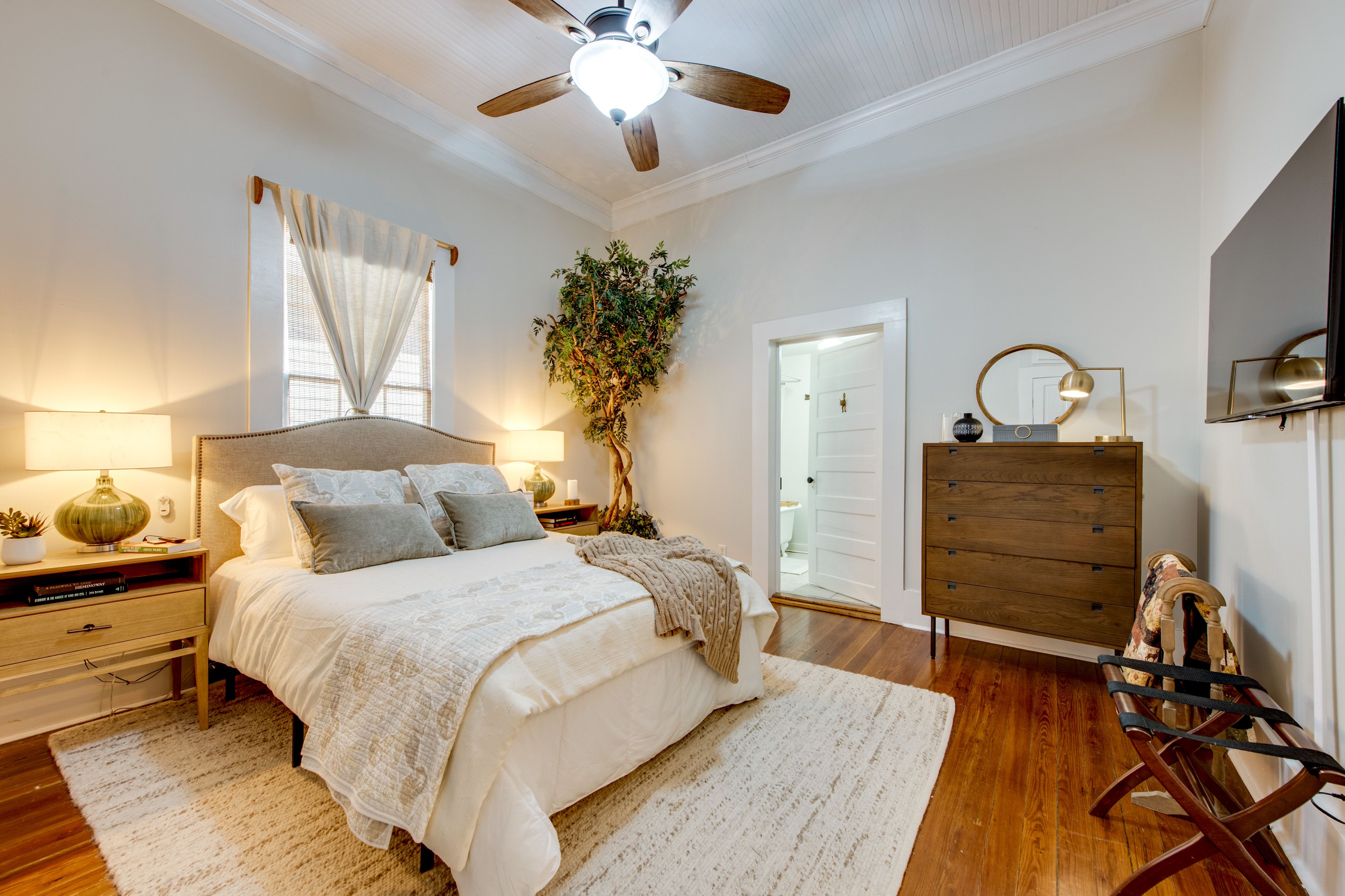 Bedroom 2 | Queen Bed