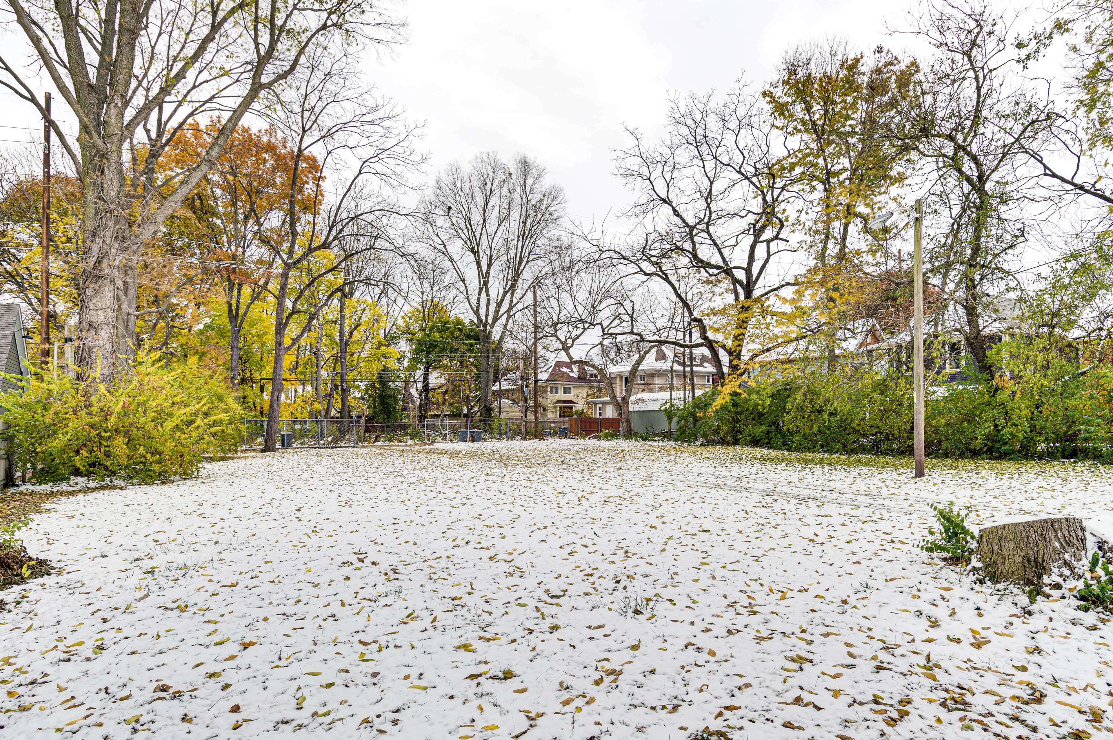 Shared Backyard | Self Check-In | 3 Mi to Circle Centre Mall