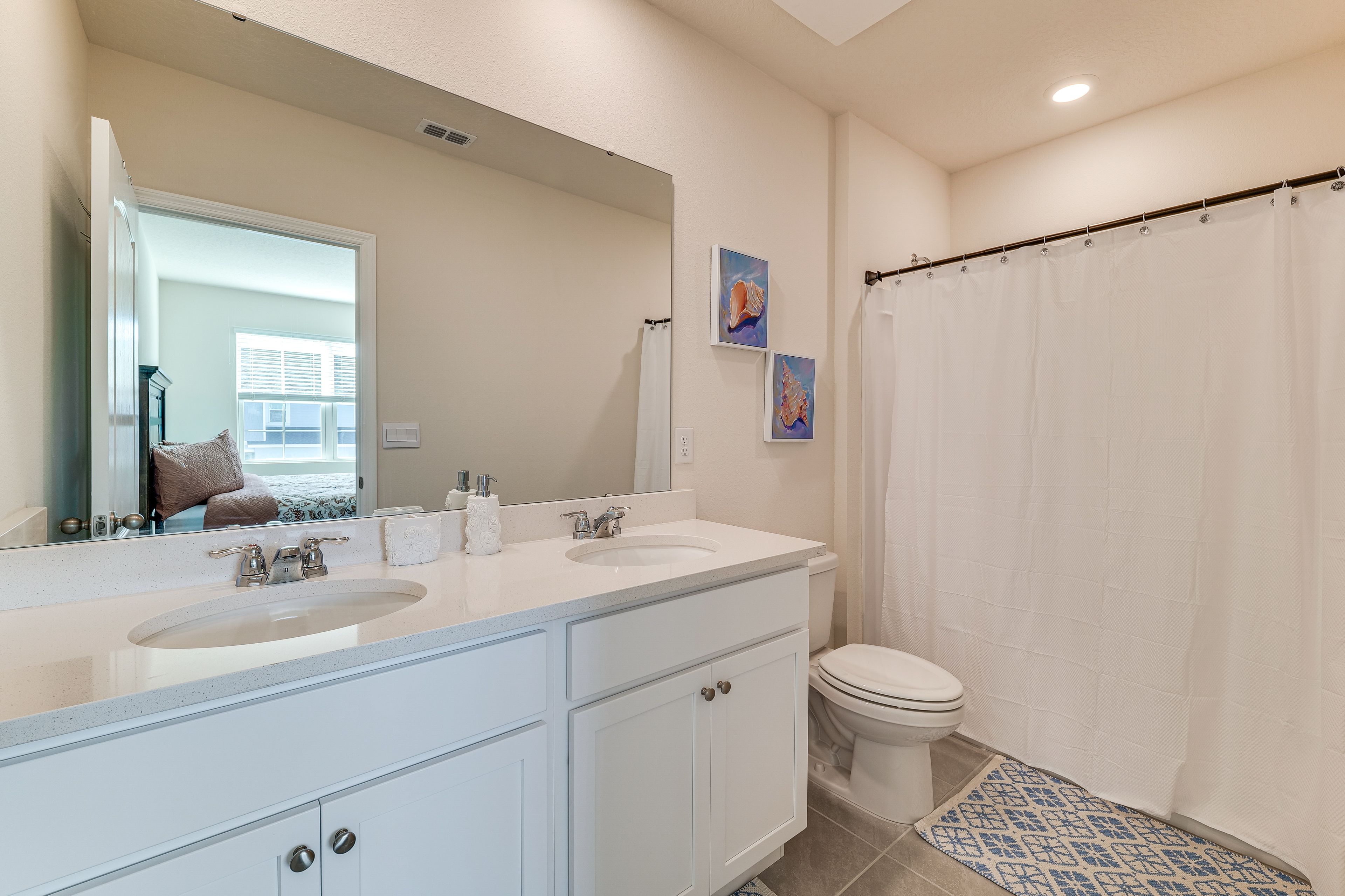 Full Bathroom | 2nd Floor | Towels Provided