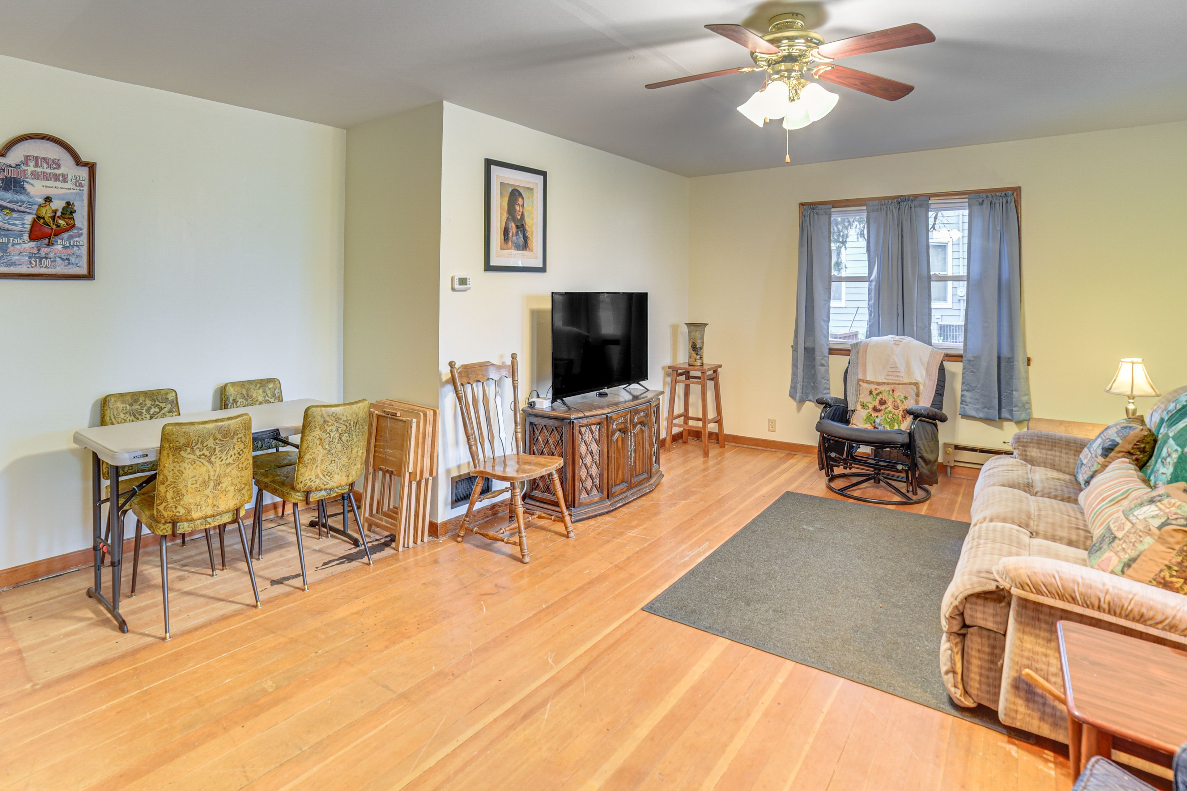 Living Room | Main Level | Smart TV | Free WiFi