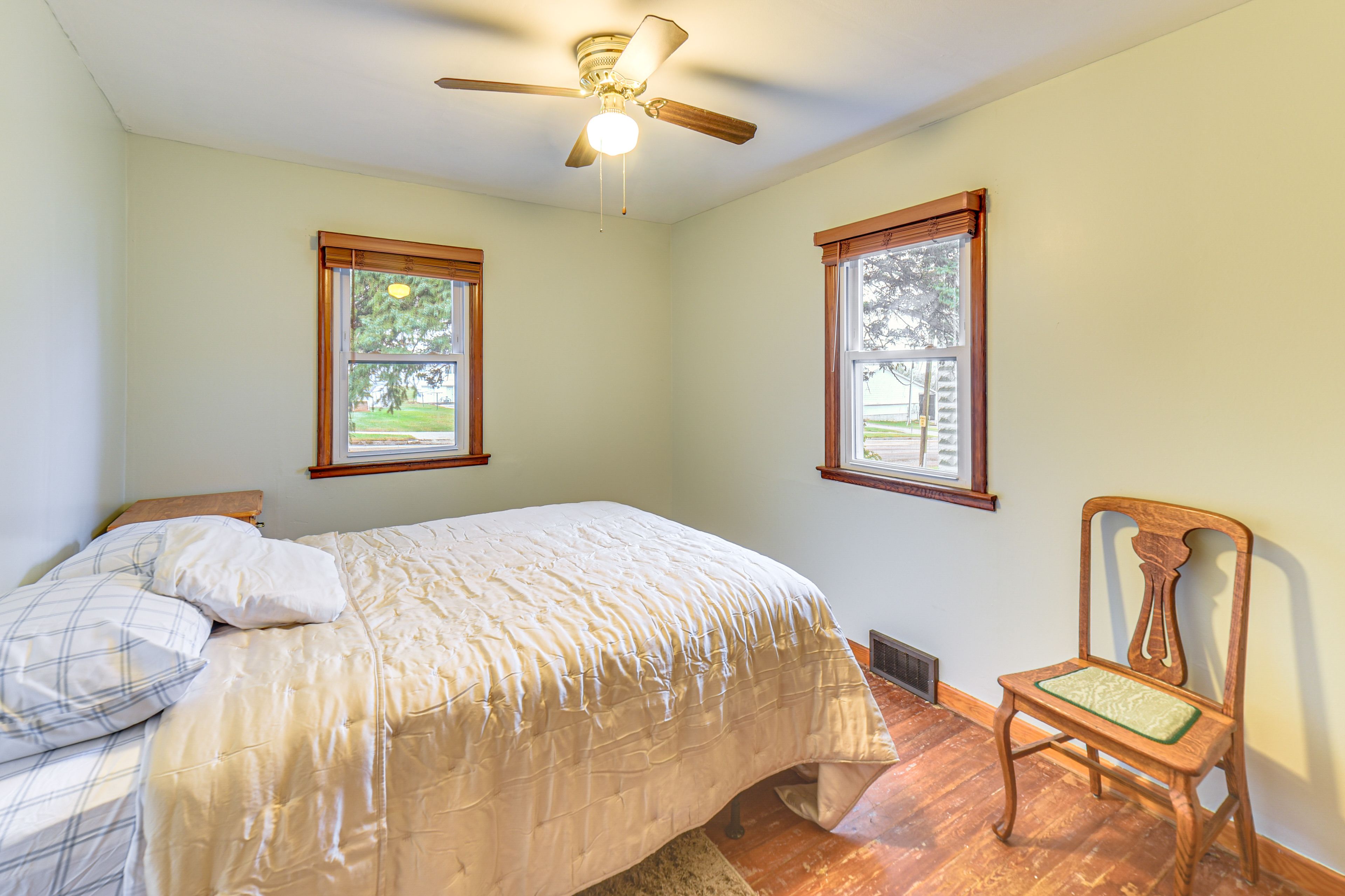 Bedroom 1 | Main Level | Queen Bed | Linens Provided
