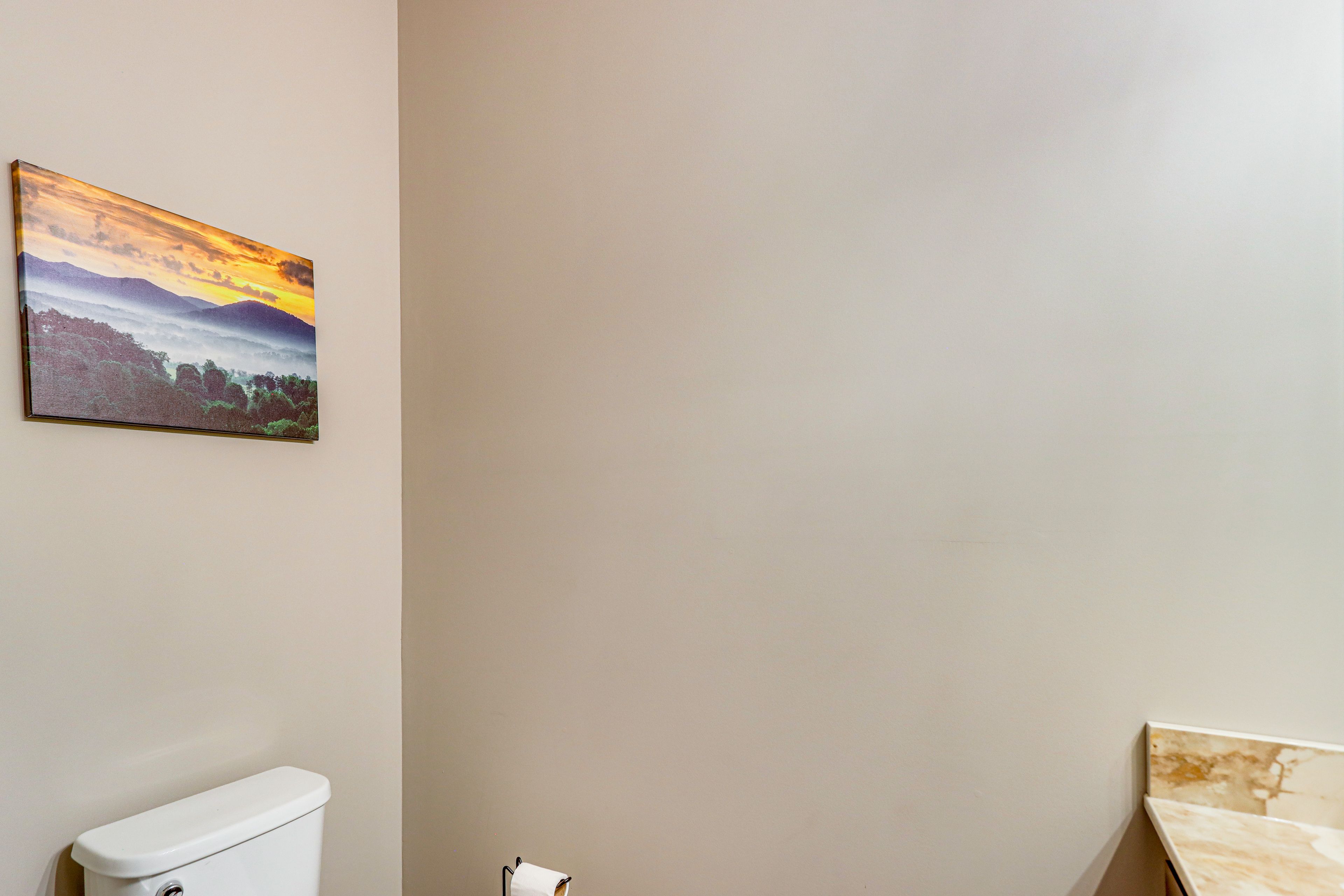 Half Bathroom | 1st Floor | Towels Provided