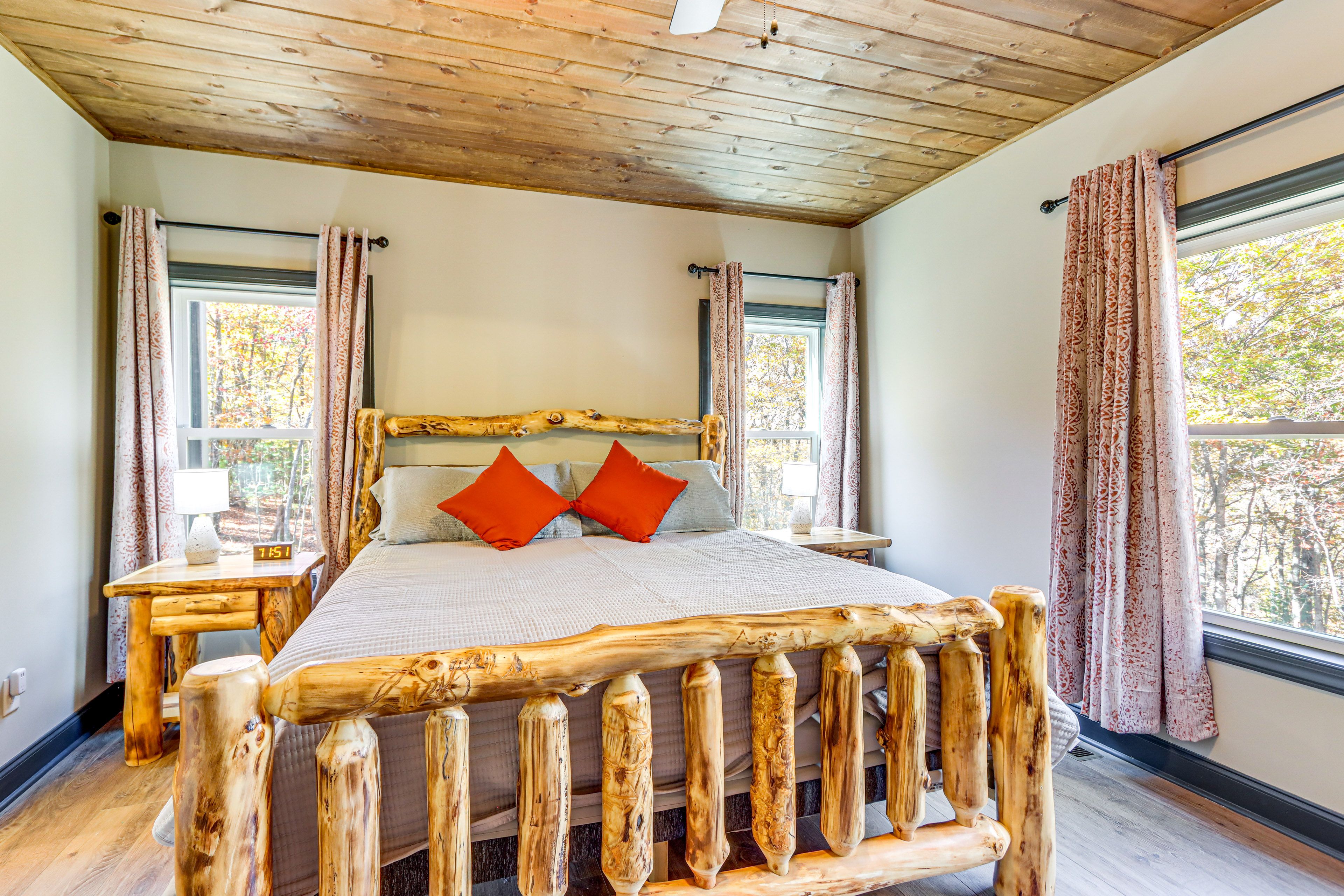 Bedroom 1 | King Bed | 1st Floor | En-Suite Bathroom