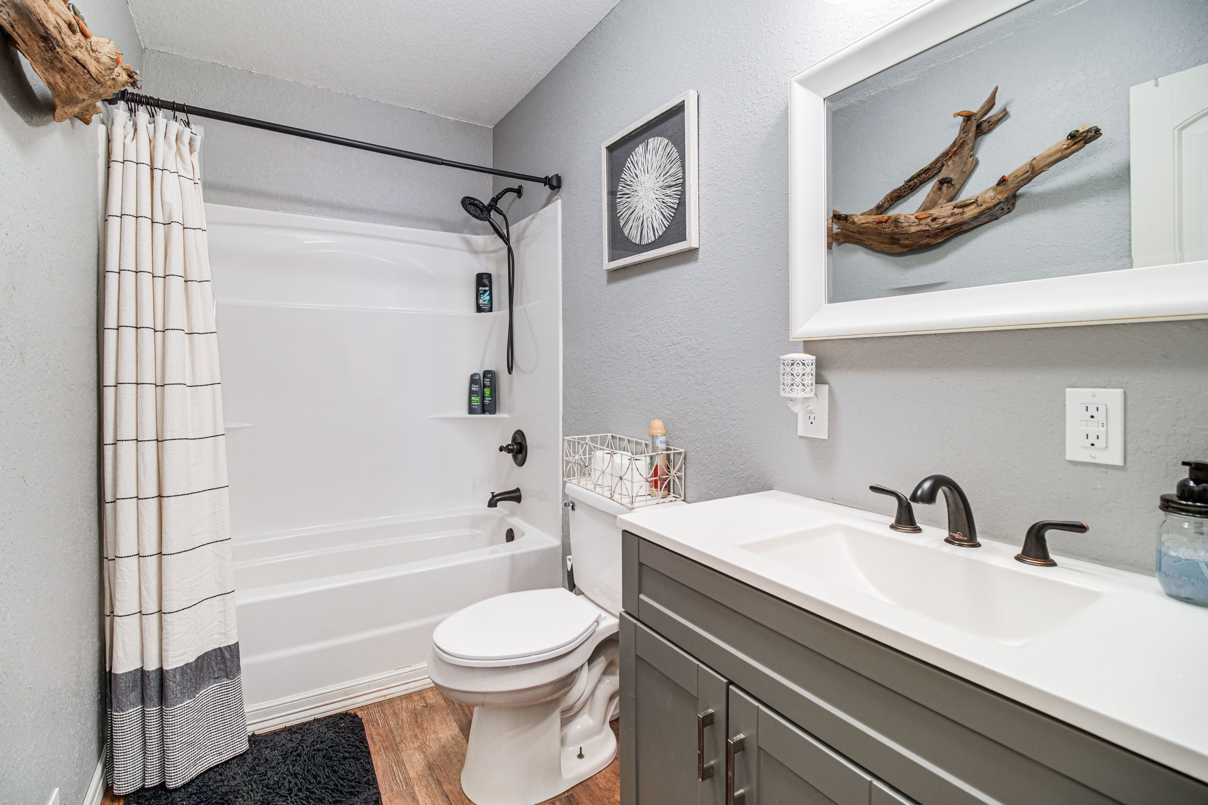 Full Bathroom | Complimentary Toiletries | Towels Provided