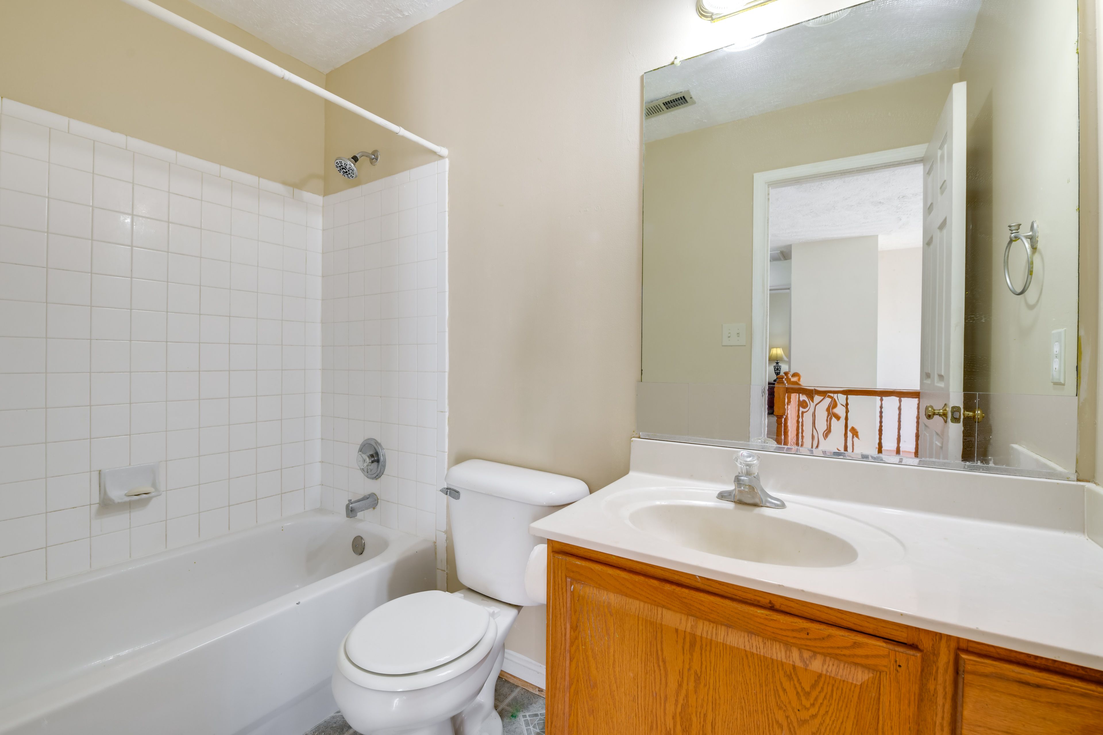 Full Bathroom | 2nd Floor | Complimentary Toiletries