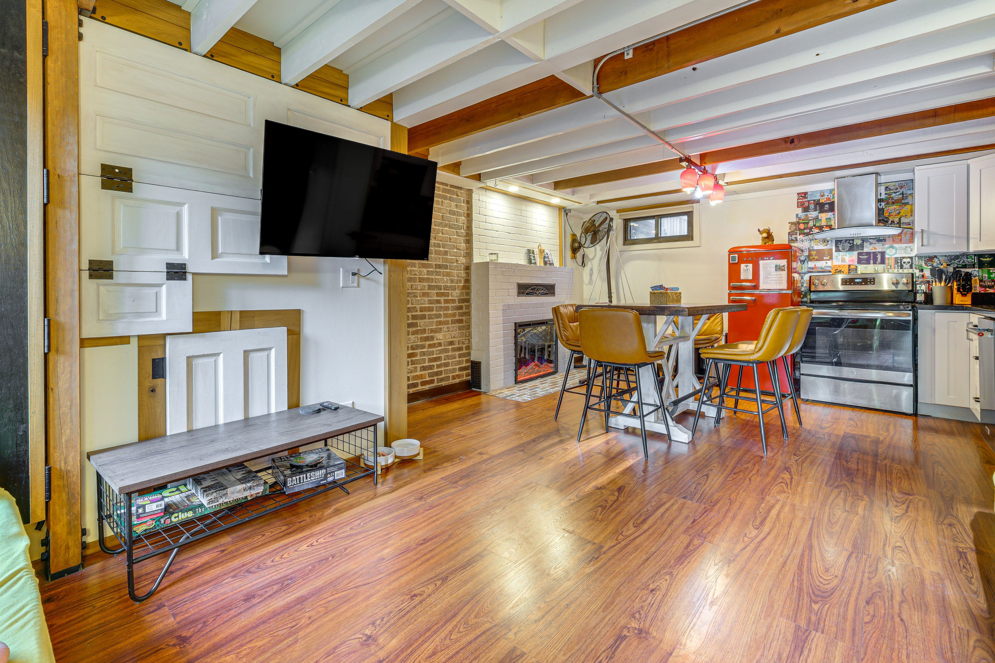 Living Room | Free WiFi | Smart TV | Queen Sleeper Sofa | Twin Sleeper Sofa