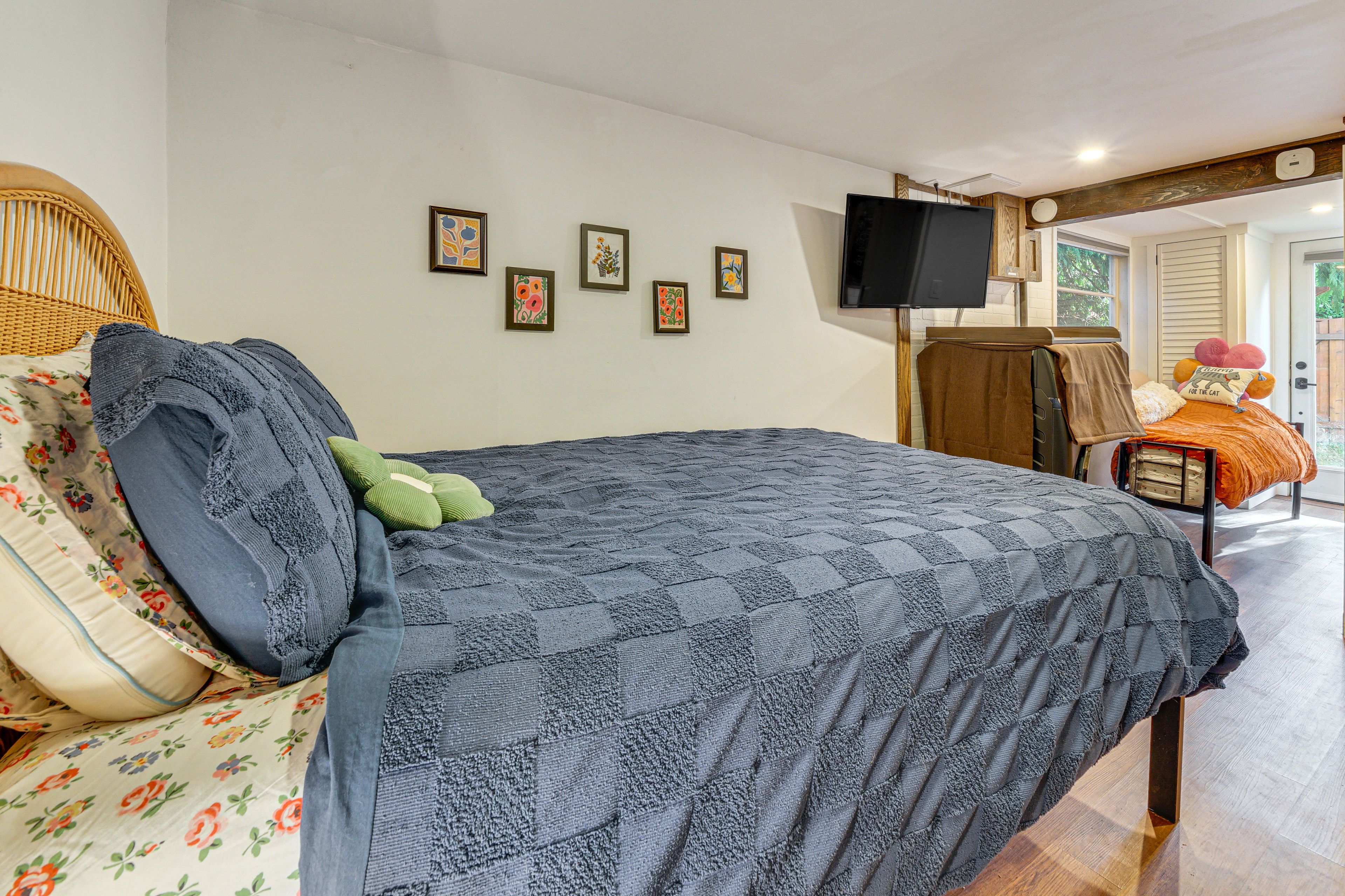 Bedroom | Queen Bed | Twin Bed | Linens Provided