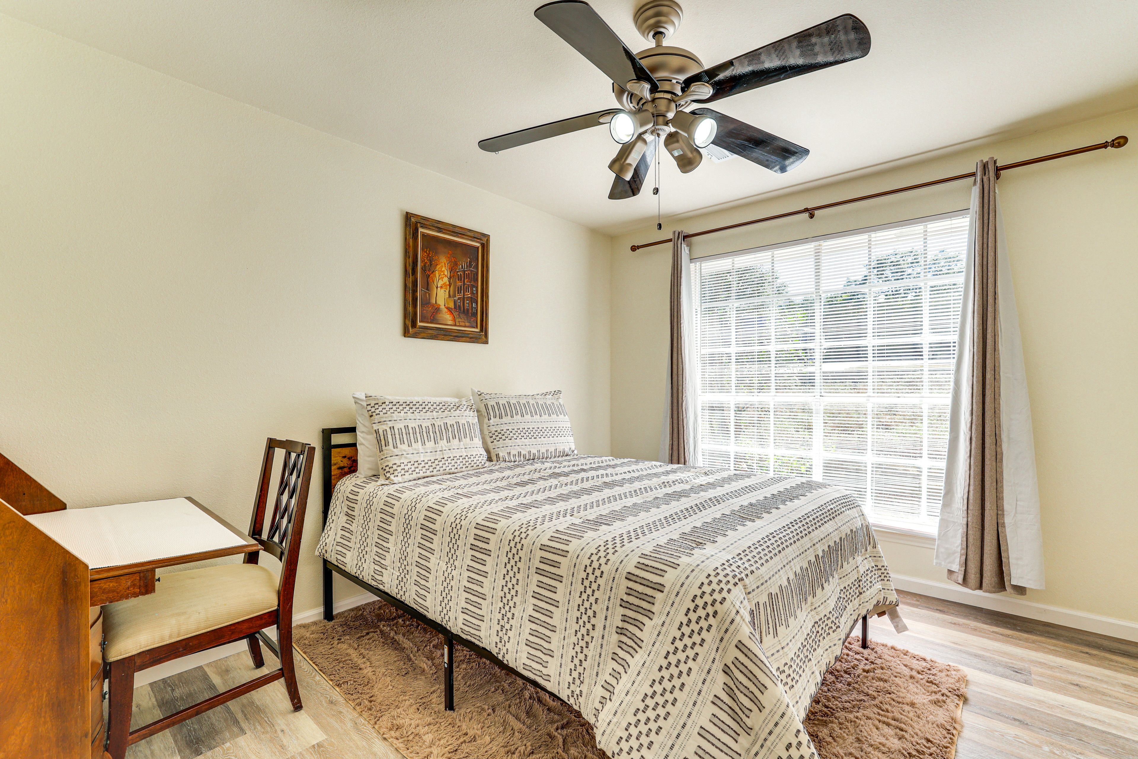 Bedroom 3 | Queen Bed | Desk