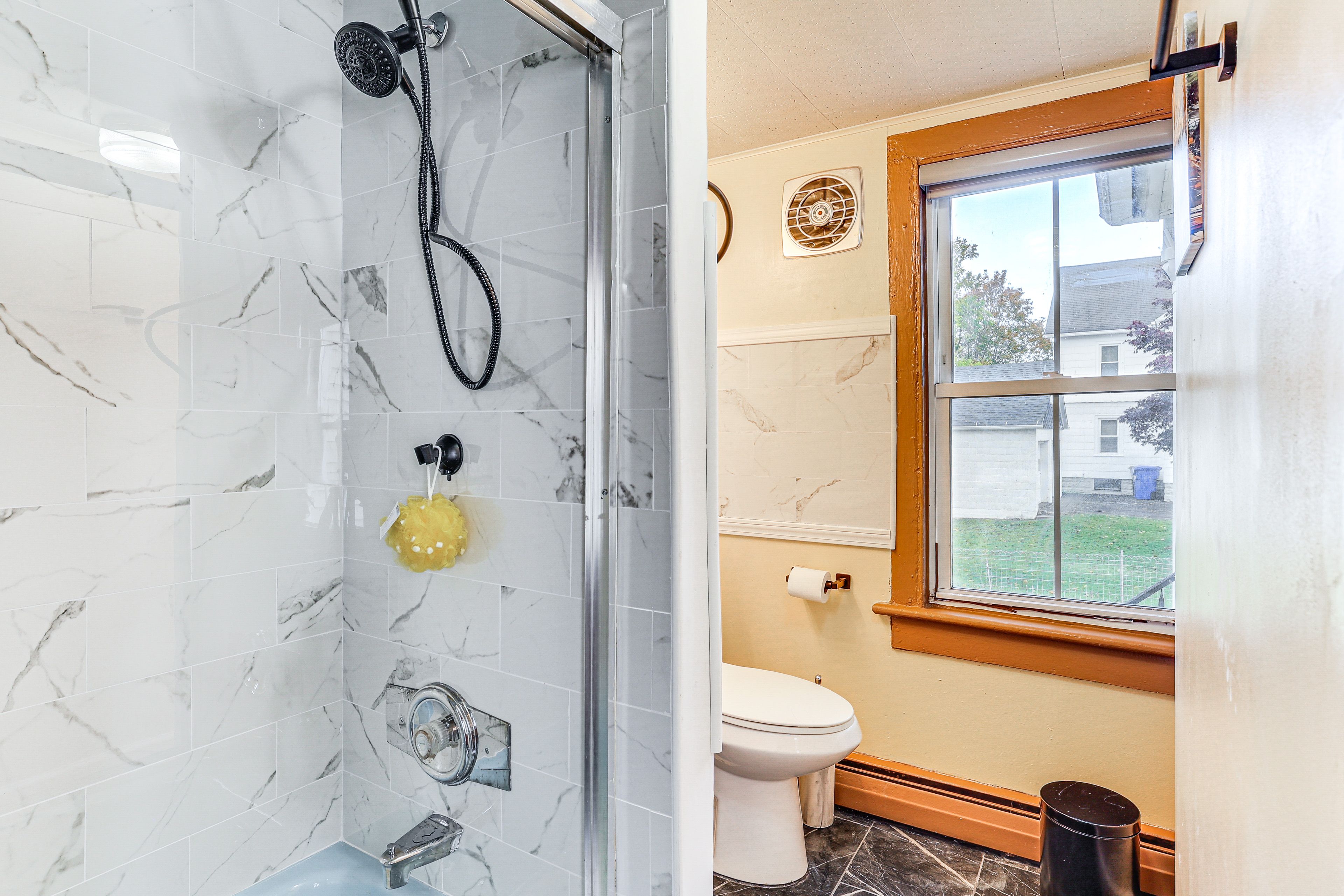 Full Bathroom | 1st Floor | Complimentary Toiletries | Towels Provided