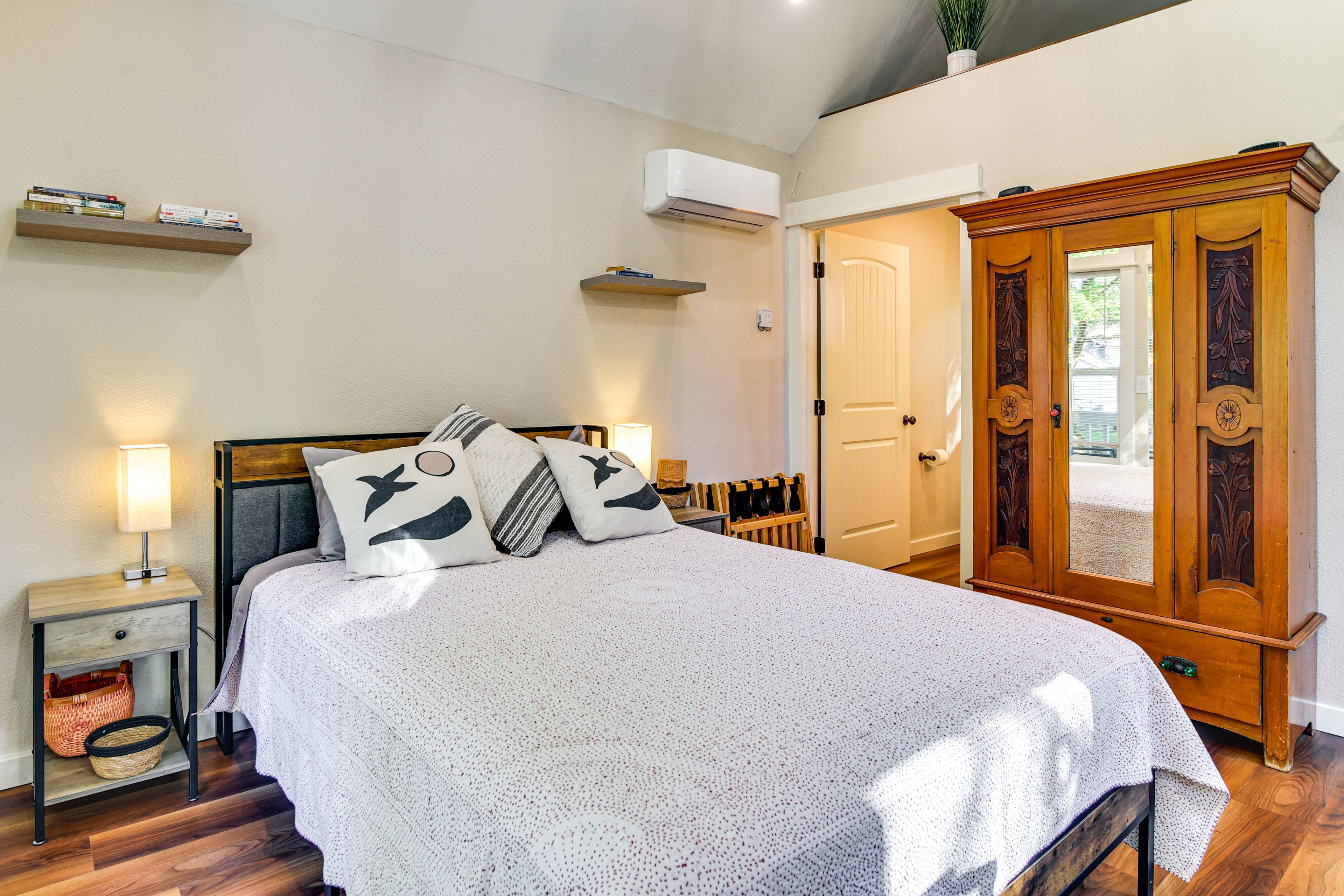 Studio | Smart TV | Central A/C | Dining Table