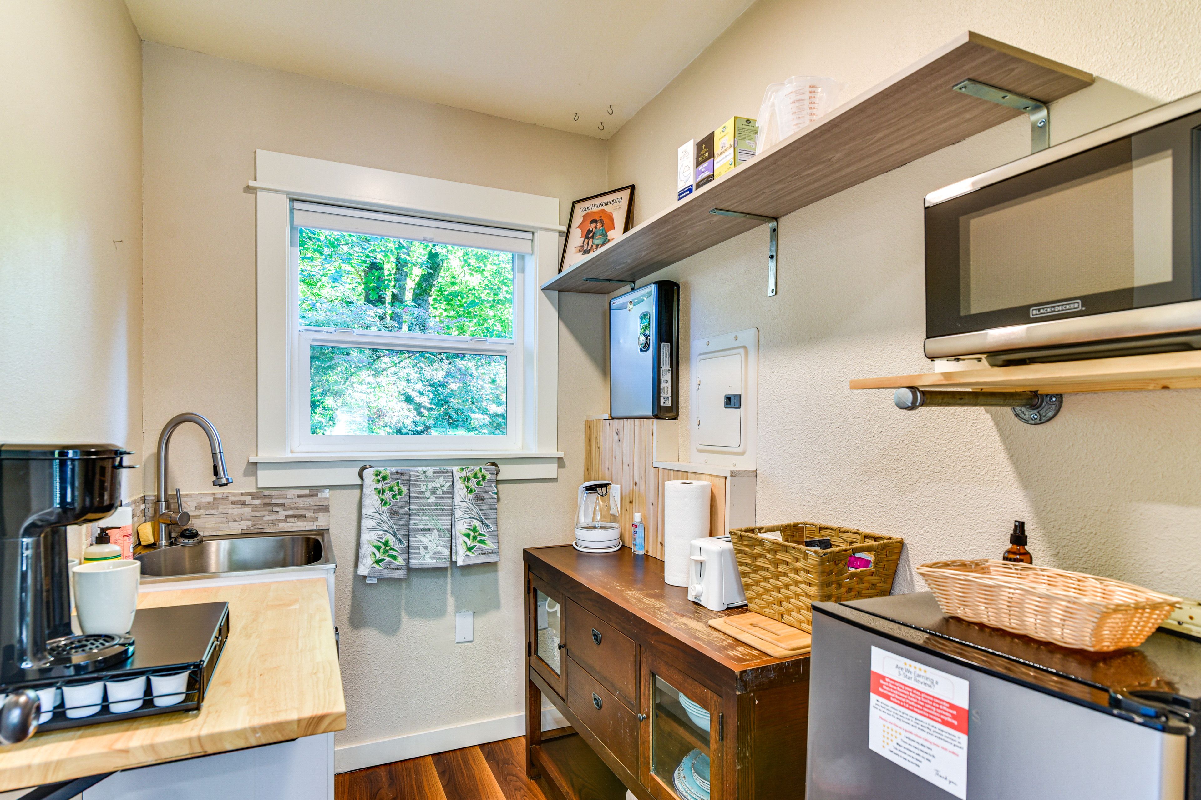 Kitchenette | Coffee Maker | Microwave