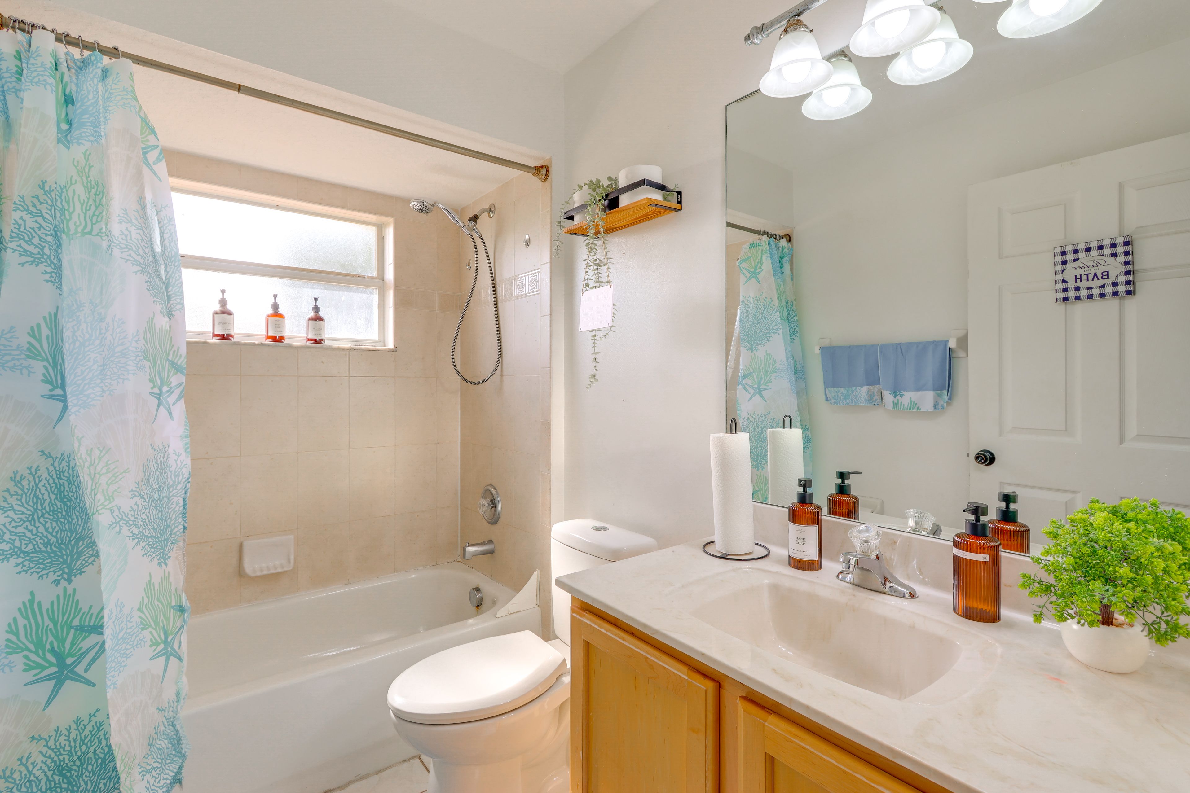 Full Bathroom | Towels Provided | Complimentary Toiletries