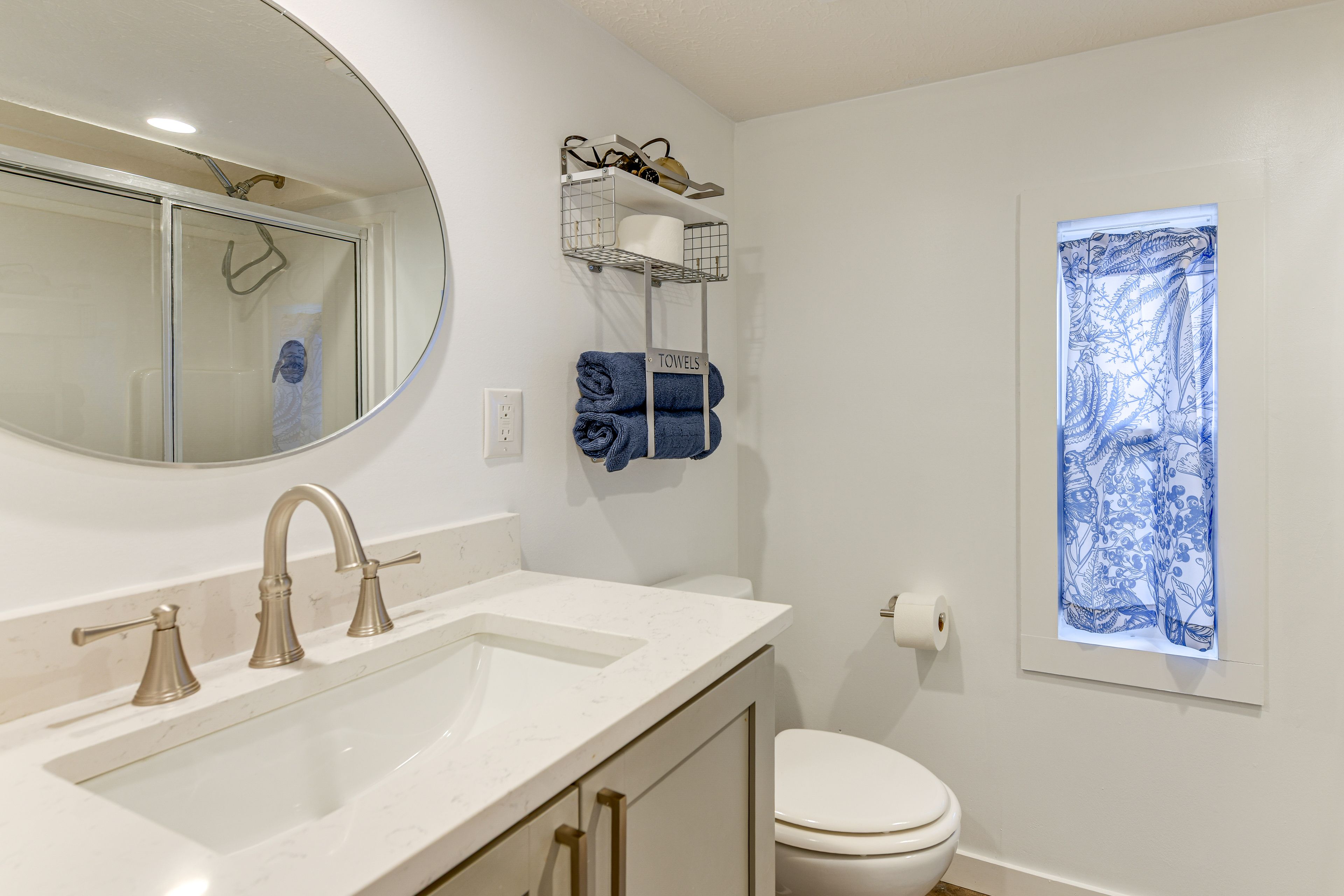Full Bathroom | Towels Provided | Complimentary Toiletries | 1st Floor