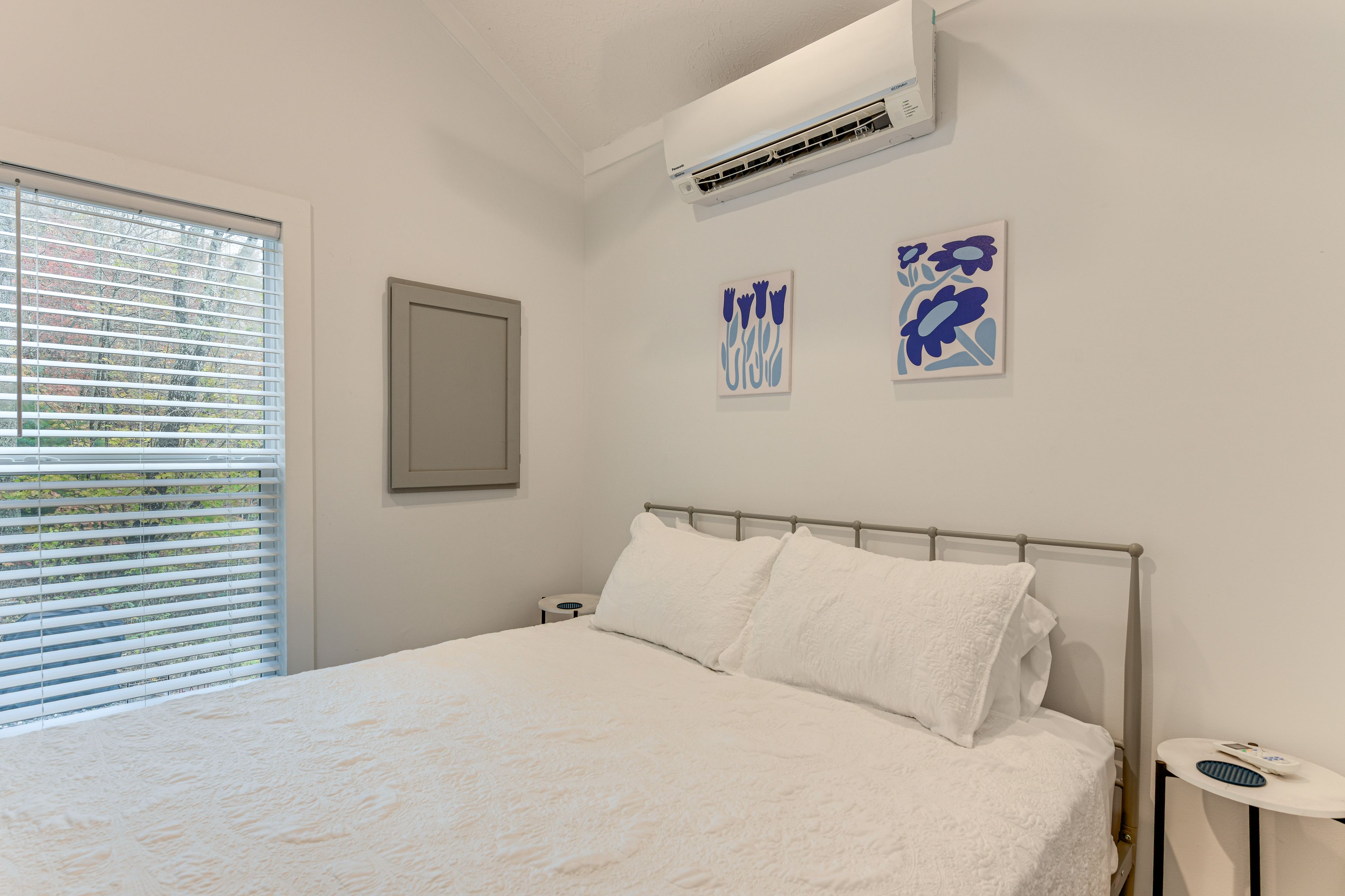 Bedroom | Queen Bed | Linens Provided | 1st Floor