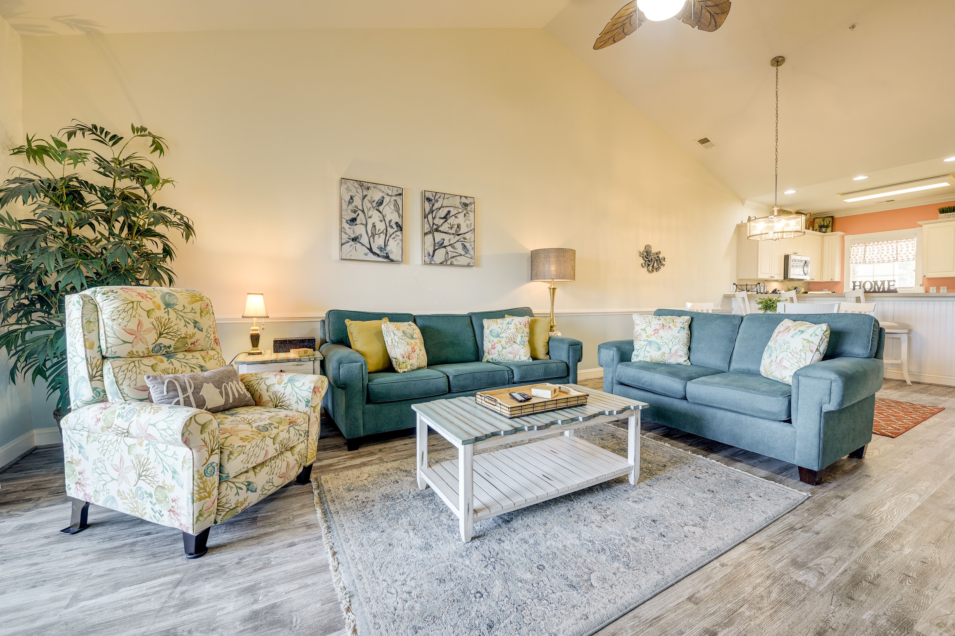 Living Room | Central A/C & Heating | Free WiFi