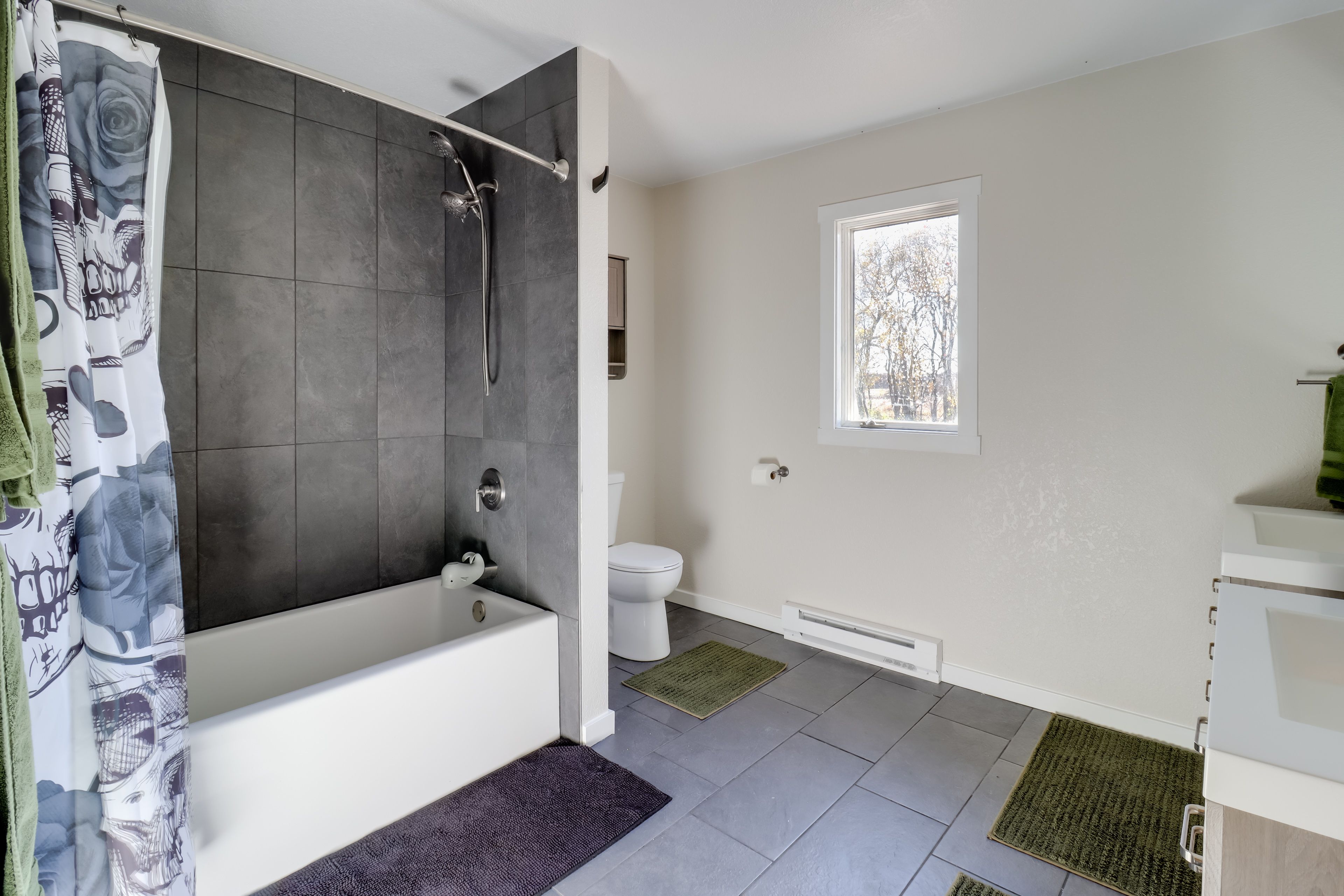 Full Bathroom | Upper Level | Towels Provided