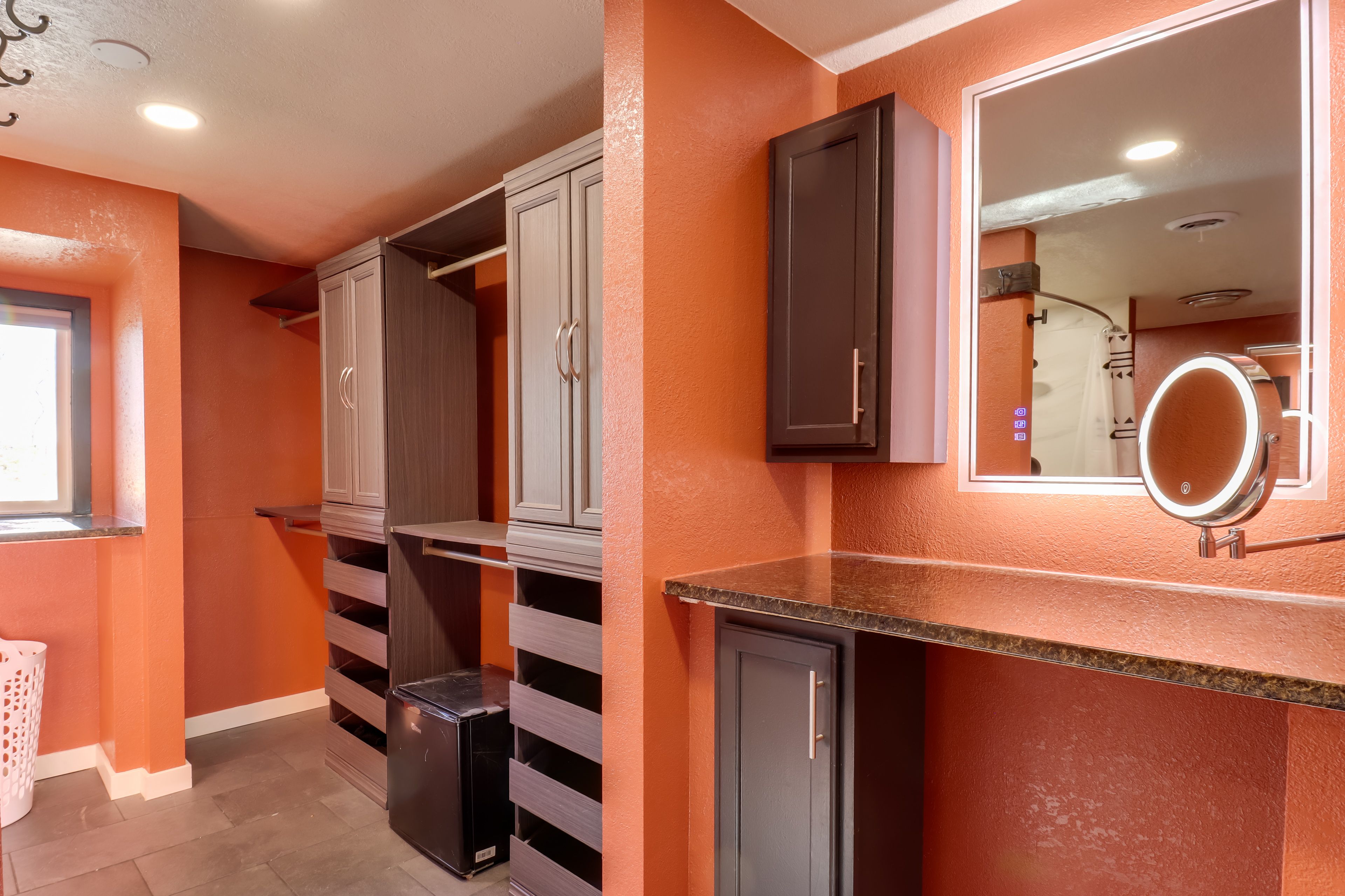 En-Suite Bathroom | Washer & Dryer | Vanity